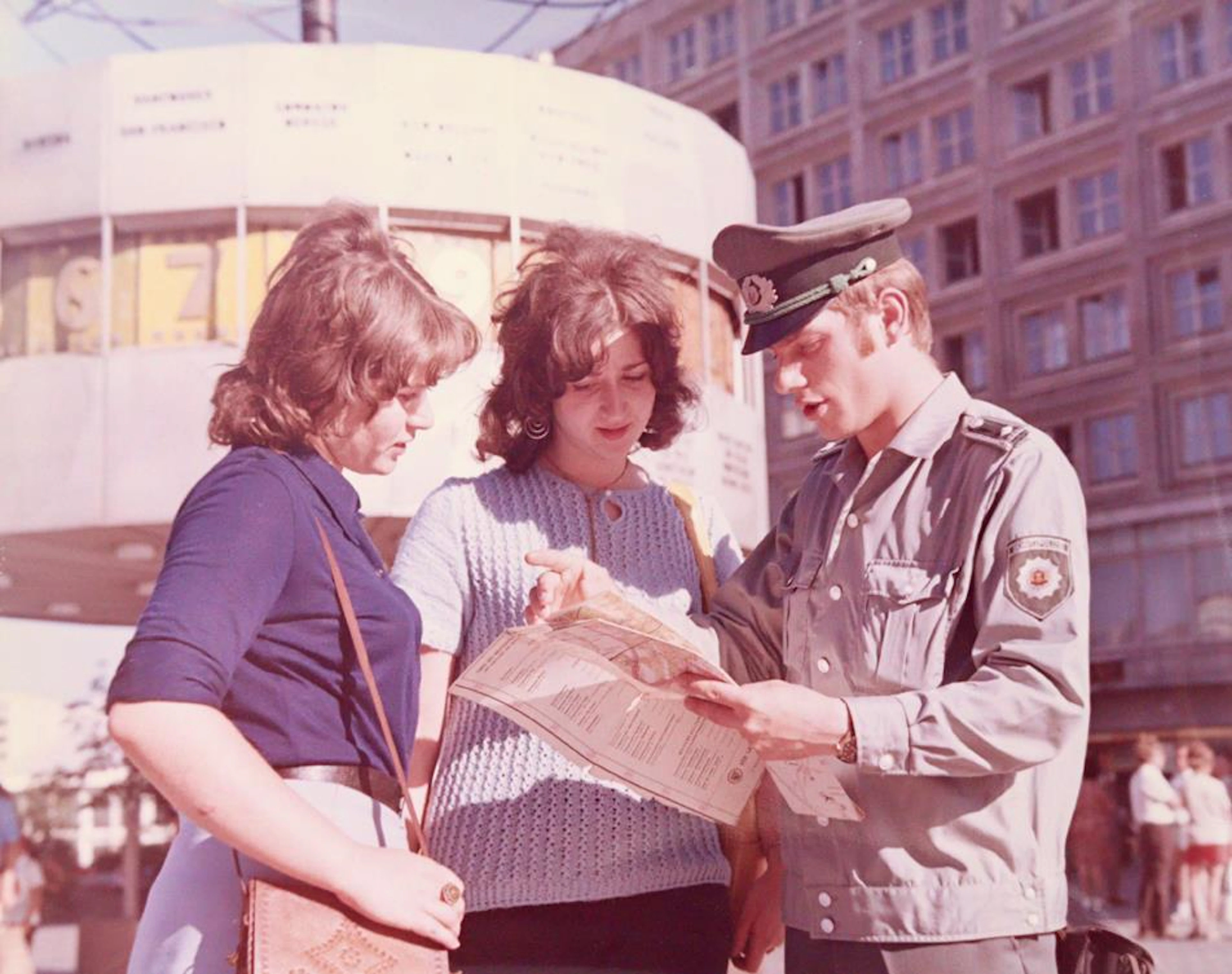 Volkspolizei, Die. Textband u. Photomappe in 2 Bdn. Drsdn.