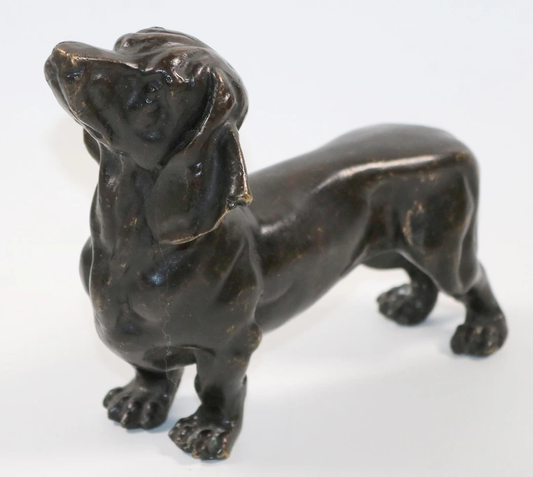 Dackel Bronze. Naturalistische Bronzefigur eine Dackels