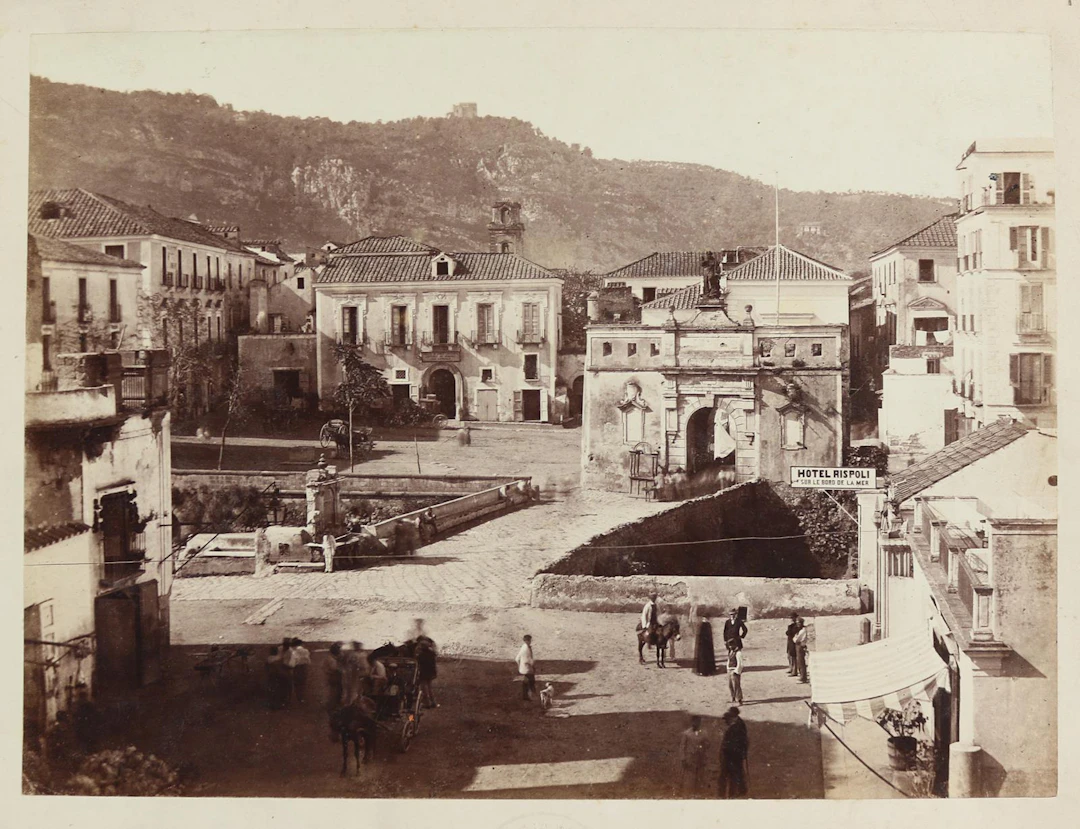 Konvolut bestehend aus 25 Photographien. Überwiegend Italien ca. 1880-