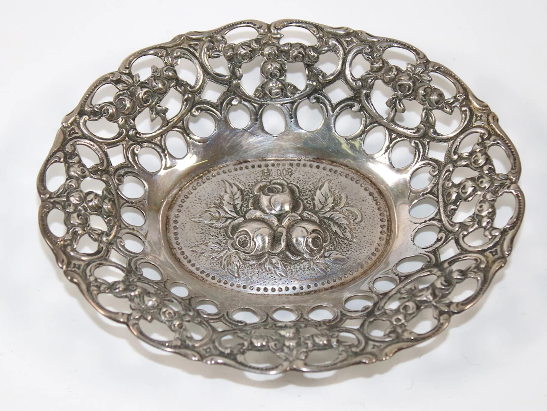 Zierschälchen in 800 Silber mit gesägtem Rand u. erhabenem Rosendekor.