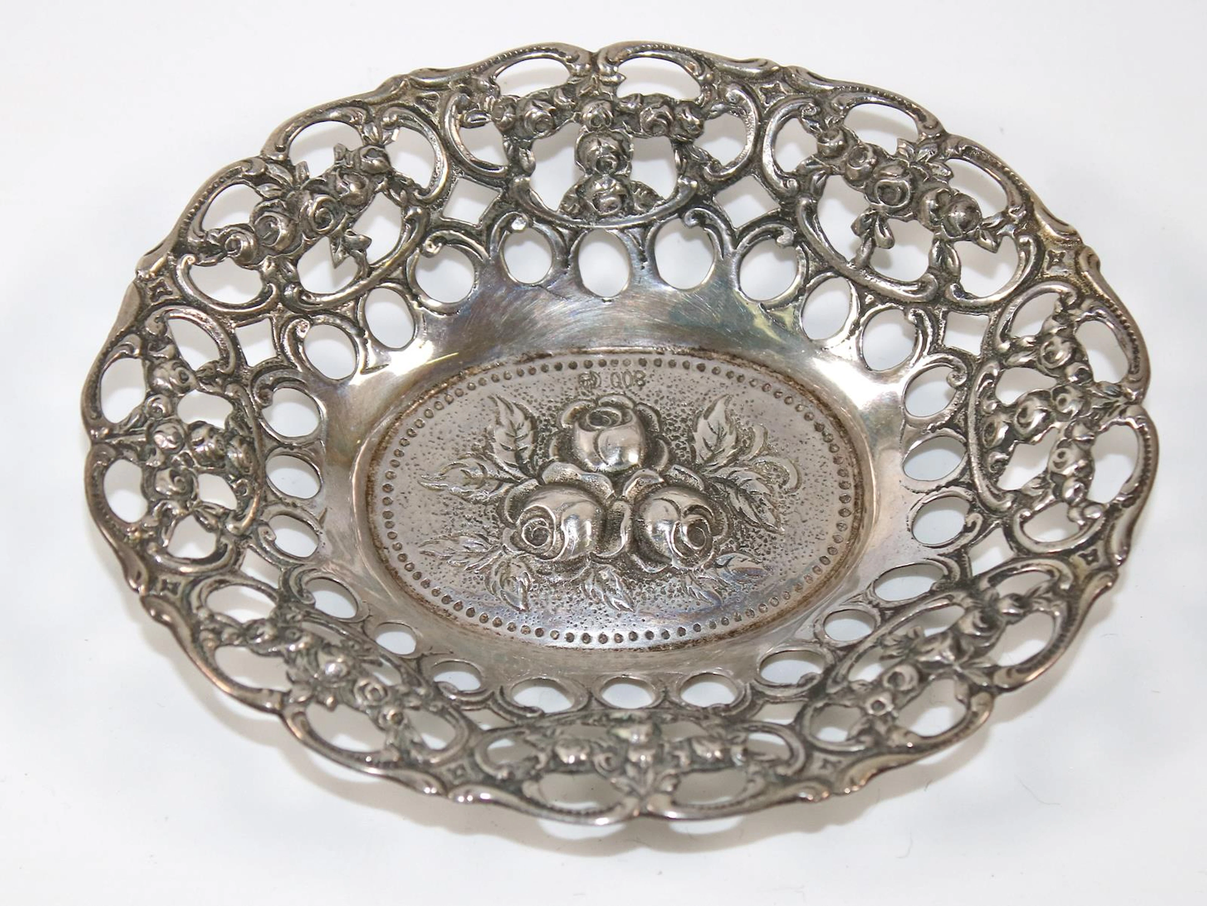 Zierschälchen in 800 Silber mit gesägtem Rand u. erhabenem Rosendekor.