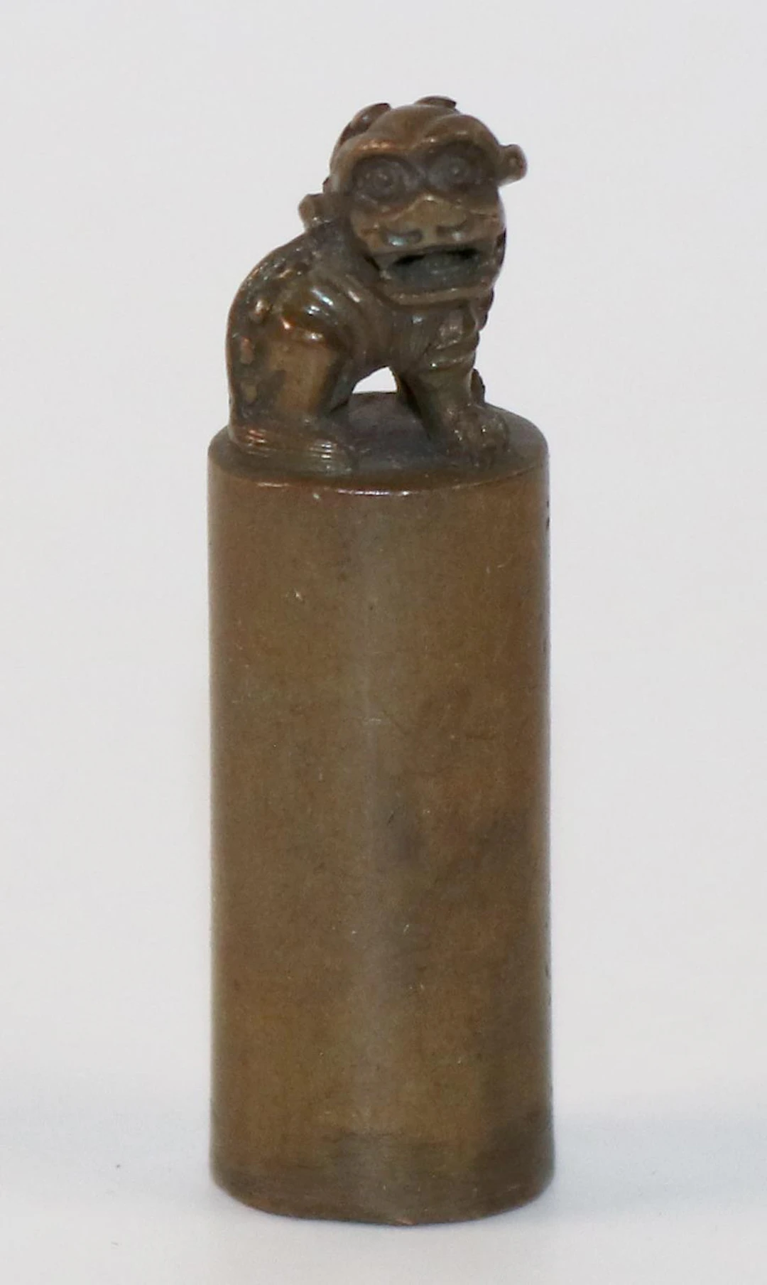 China Bronzesiegel. Ovale Stange mit Insignien. Darüber fein ausgeformter