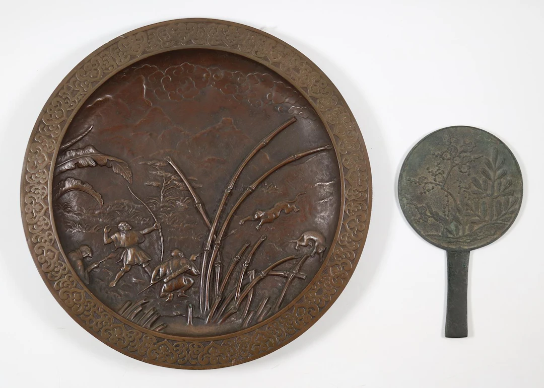 Japan Bronze Schauteller. Meiji Periode. Große Wandplatte mit Relief.
