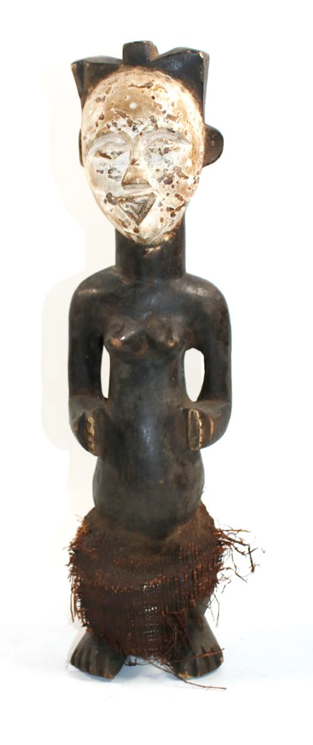 Songye o. Hemba Medizin- o. Ahnenfigur. Bastrock u. caolingefärbtes