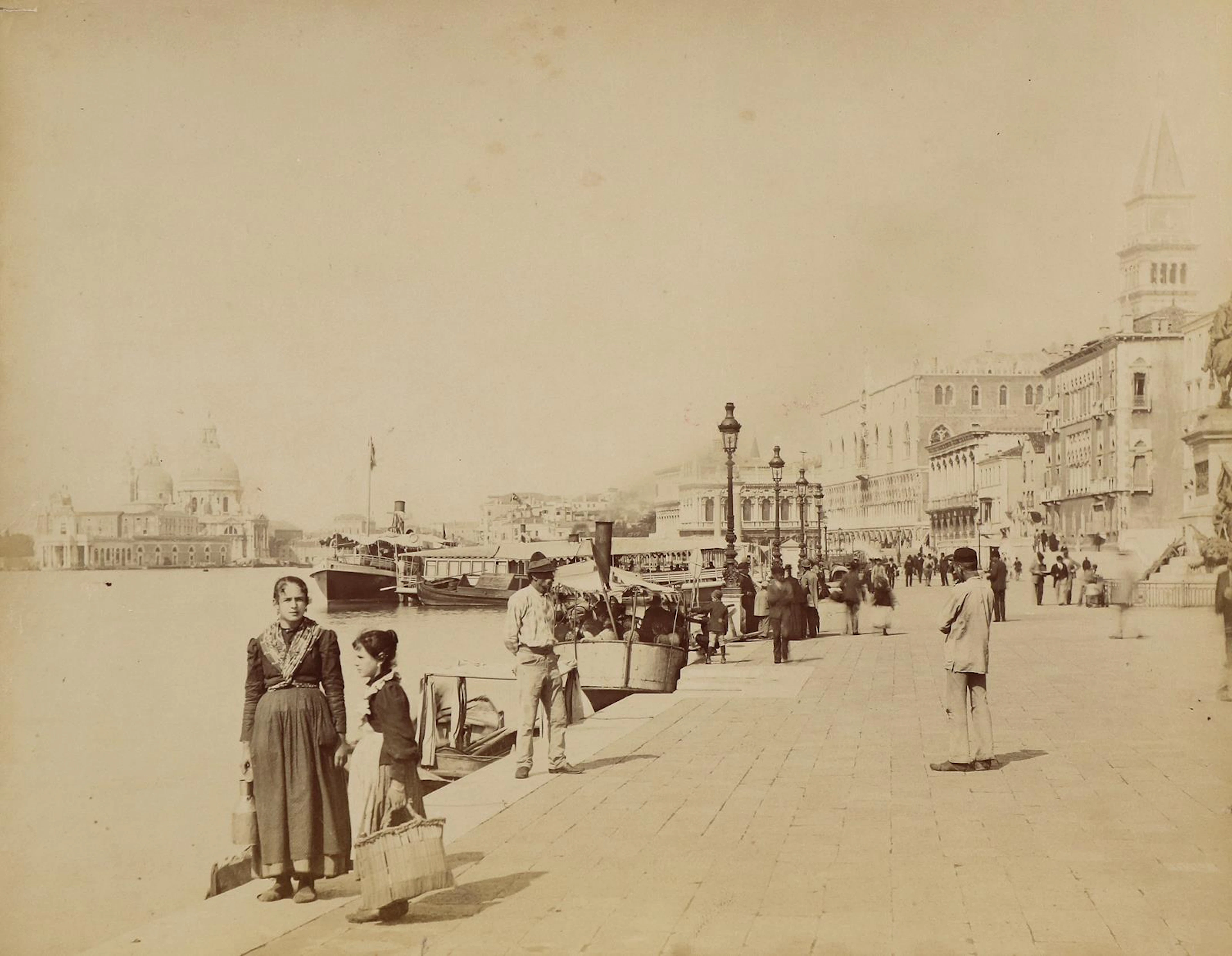 Alinari Brüder. Venedig. Uferpromenade mit Passanten und Blick auf