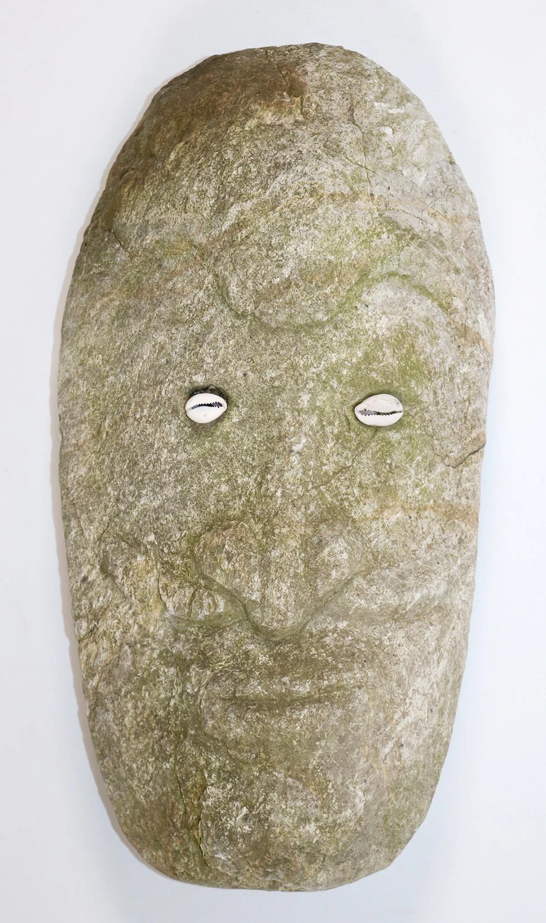 Steinkopf. Männliches Ahnengesicht wohl aus vulkanischem Gestein
