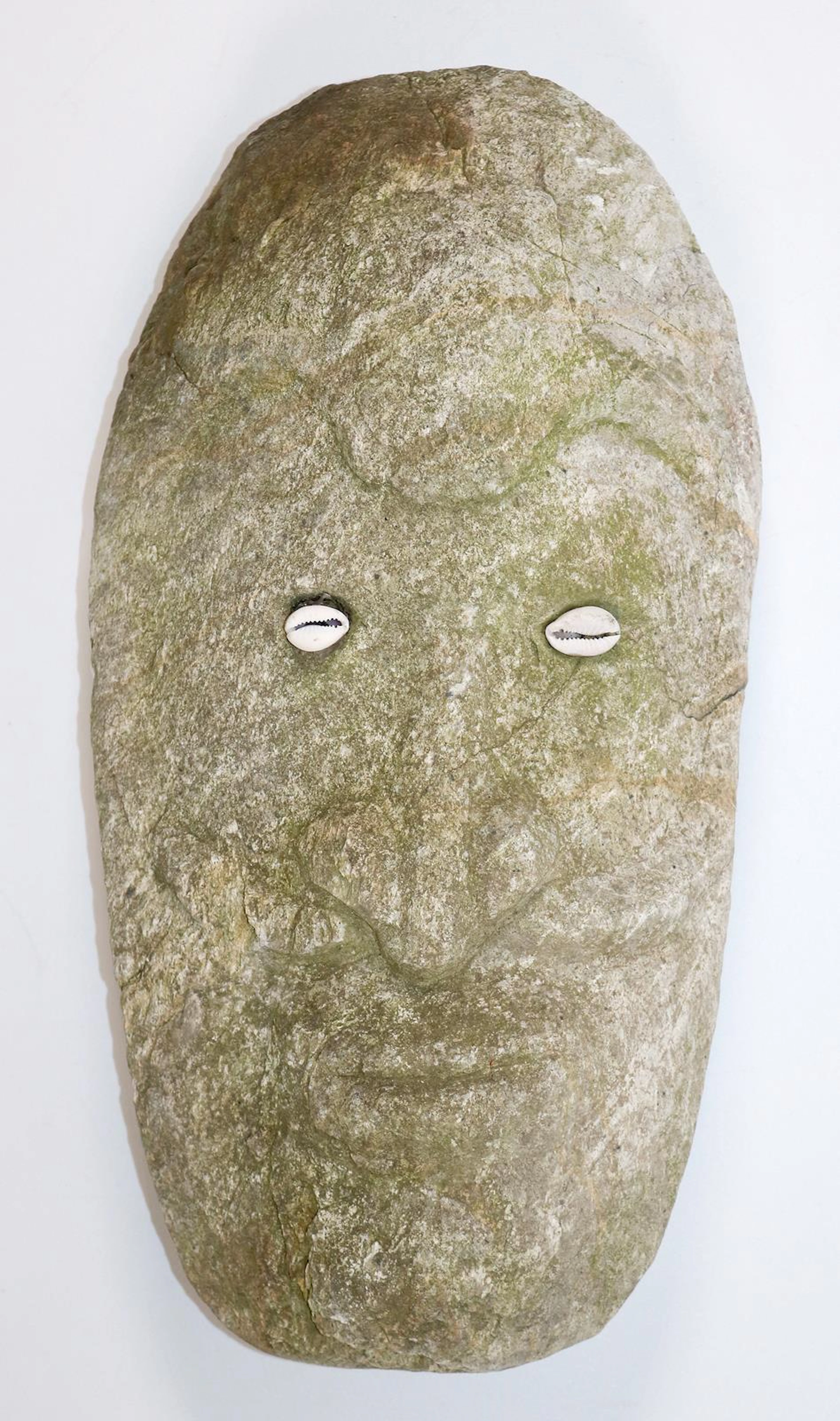 Steinkopf. Männliches Ahnengesicht wohl aus vulkanischem Gestein