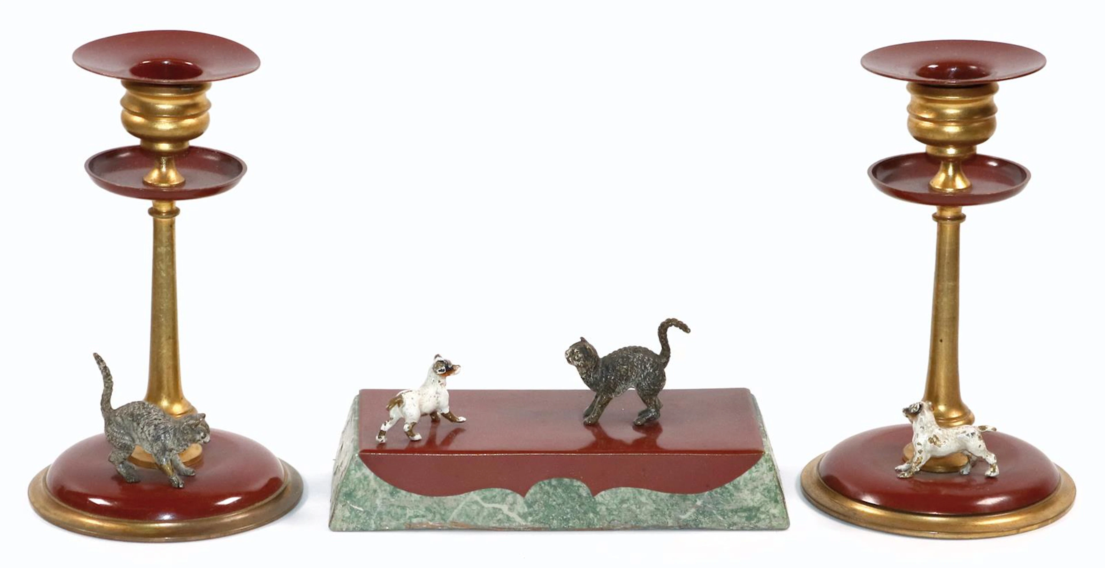Wiener Bronze Hund u. Katze. 3-tlgs. Set mit zwei Leuchtern u. einem