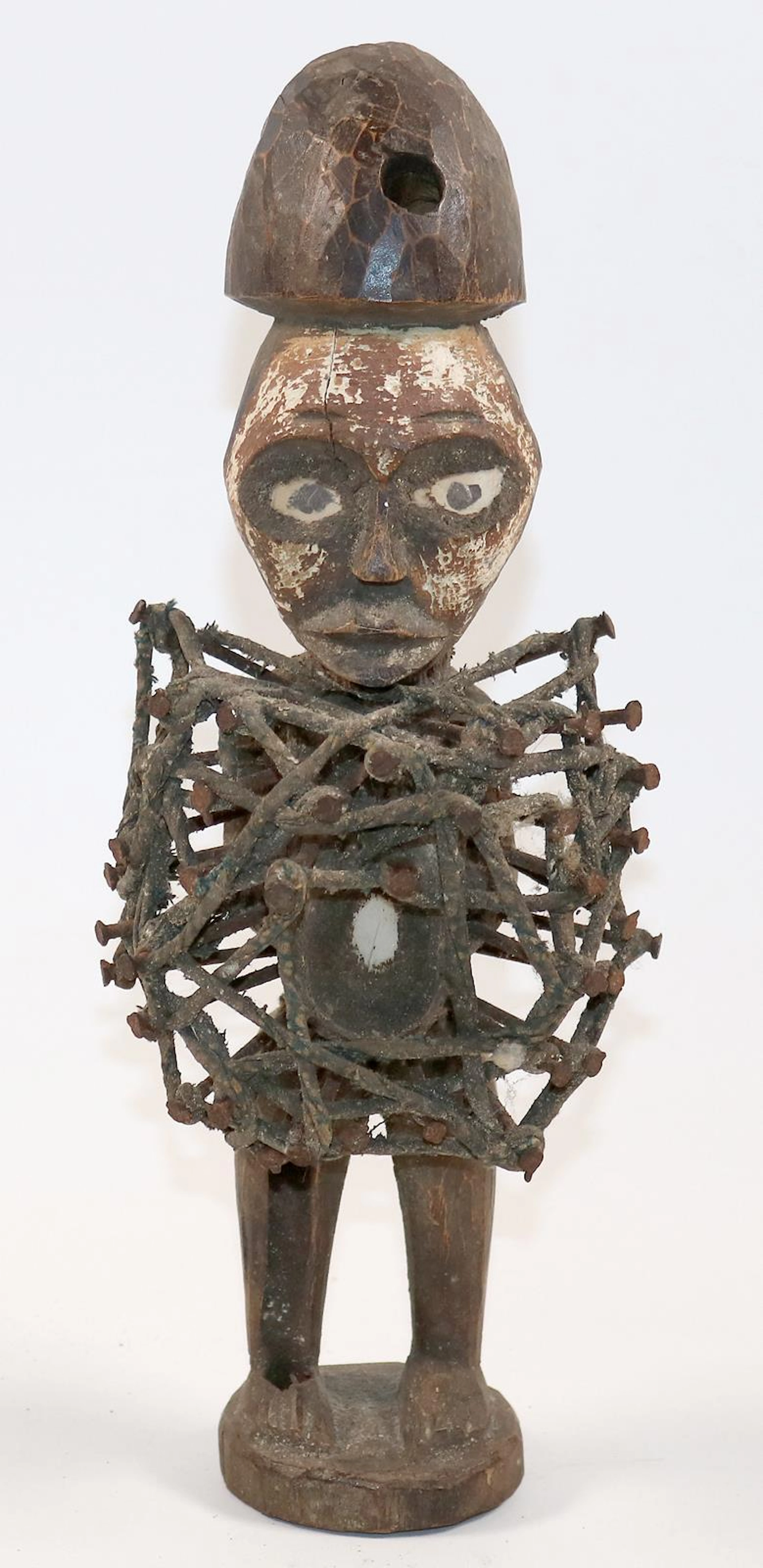 Nkisi Fetischfigur. Kraftfigur mit Resten von Caolinfärbung. Körper