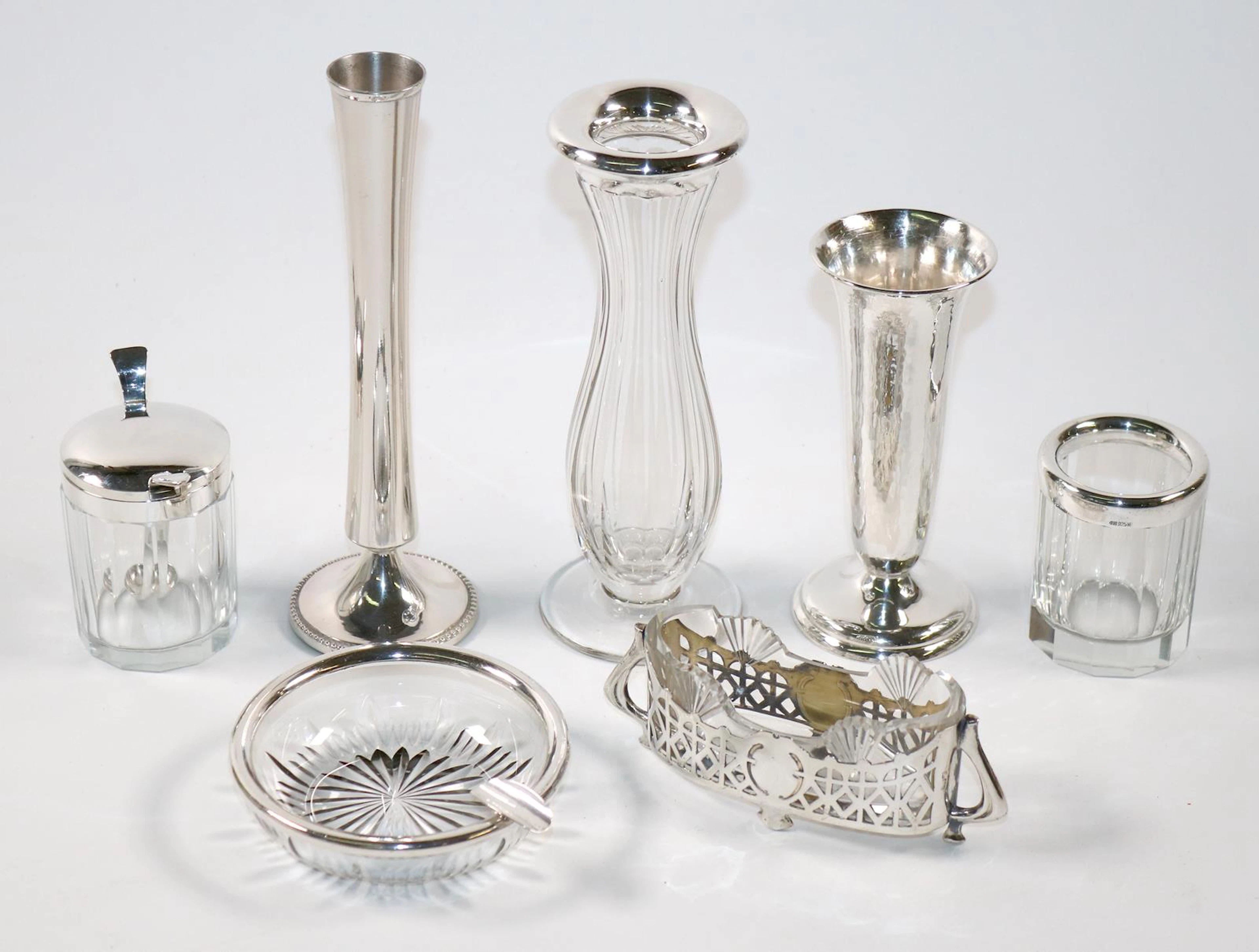 Silber. Sammlung aus 7 Teilen. Davon zwei Silbervasen