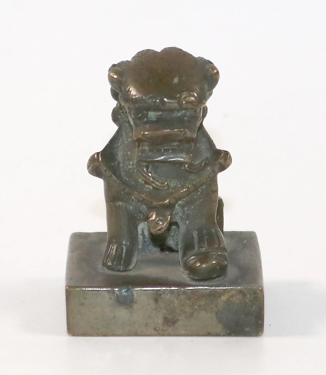 Bronzesiegel China. Quadratischer Sockel mit sitzendem Foo-Hund. Darunter