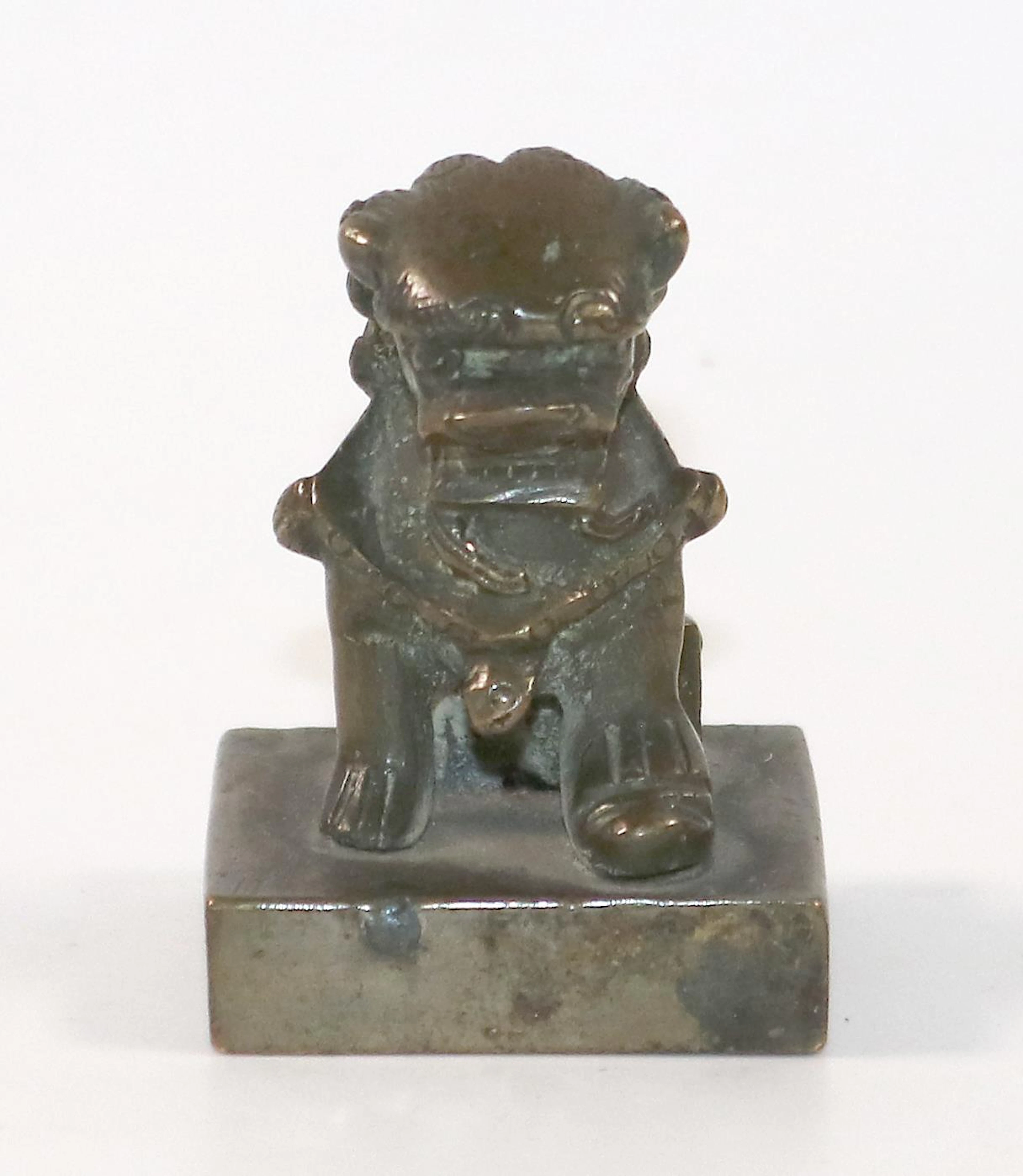 Bronzesiegel China. Quadratischer Sockel mit sitzendem Foo-Hund. Darunter