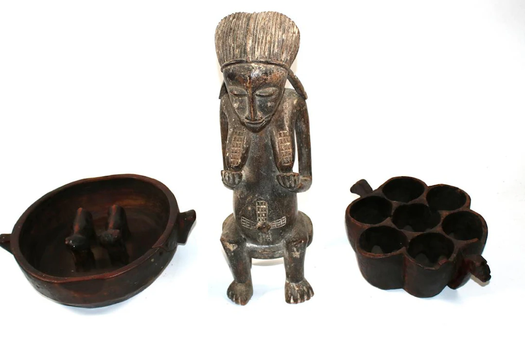Baule D.R.Kongo weibliche Ahnenfigur aus Hocker sitzend