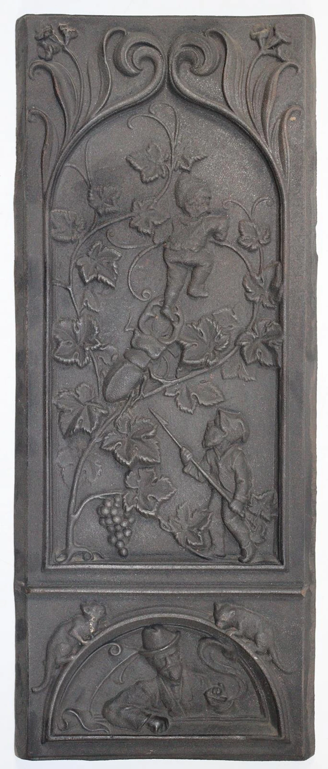 Jugendstil Ofenplatte. Reliefdekor mit Mann mit Hut u. Zigarre am