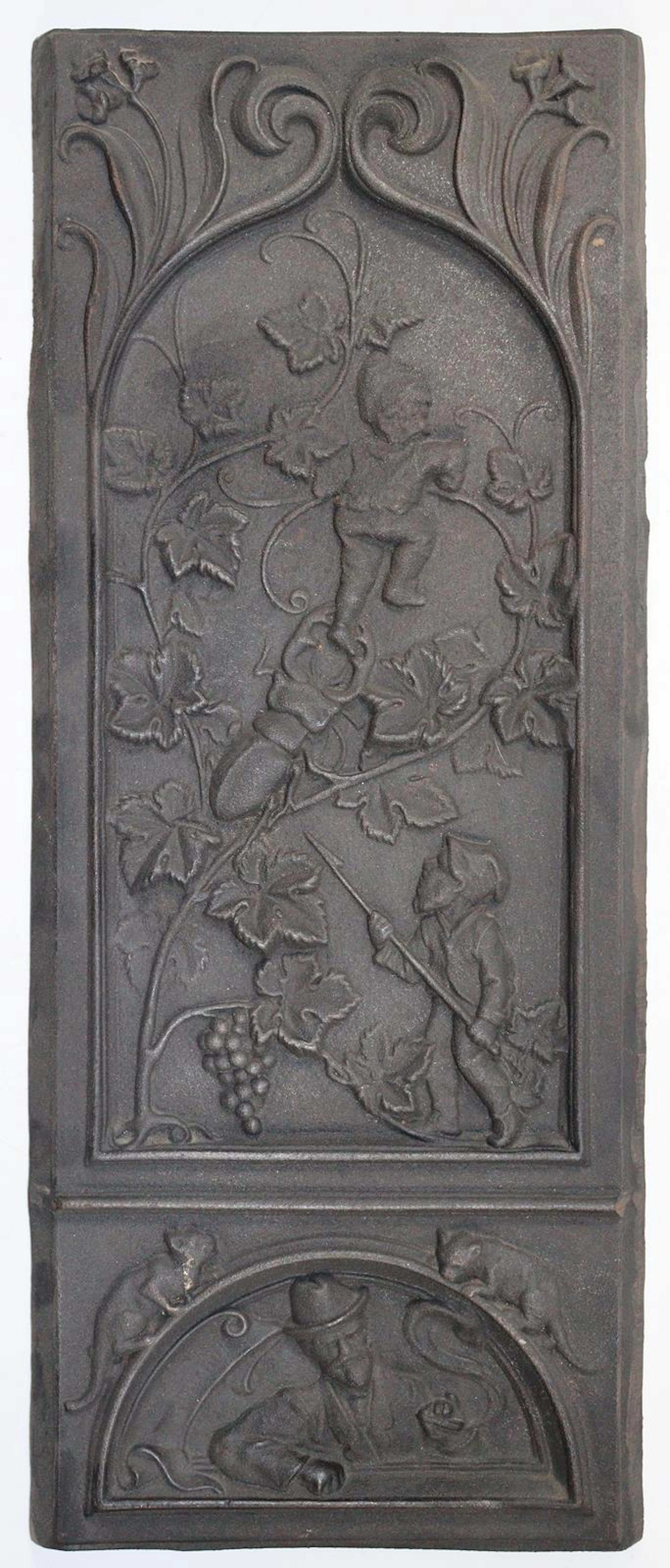 Jugendstil Ofenplatte. Reliefdekor mit Mann mit Hut u. Zigarre am