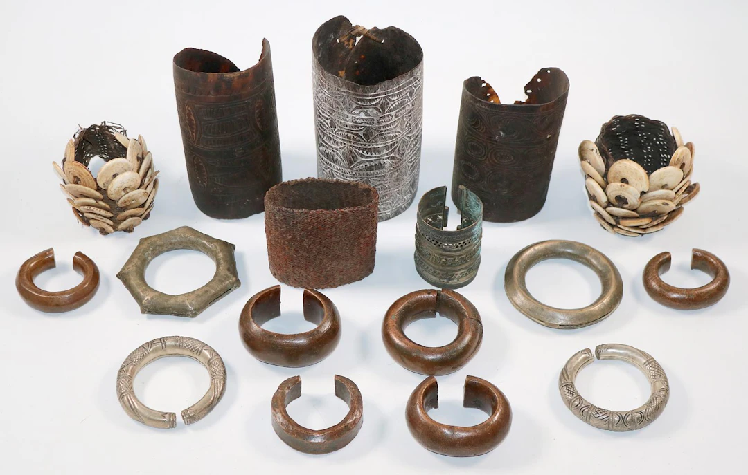 Armreife, Manillen. Sammlung aus 6 Bronzemanillen