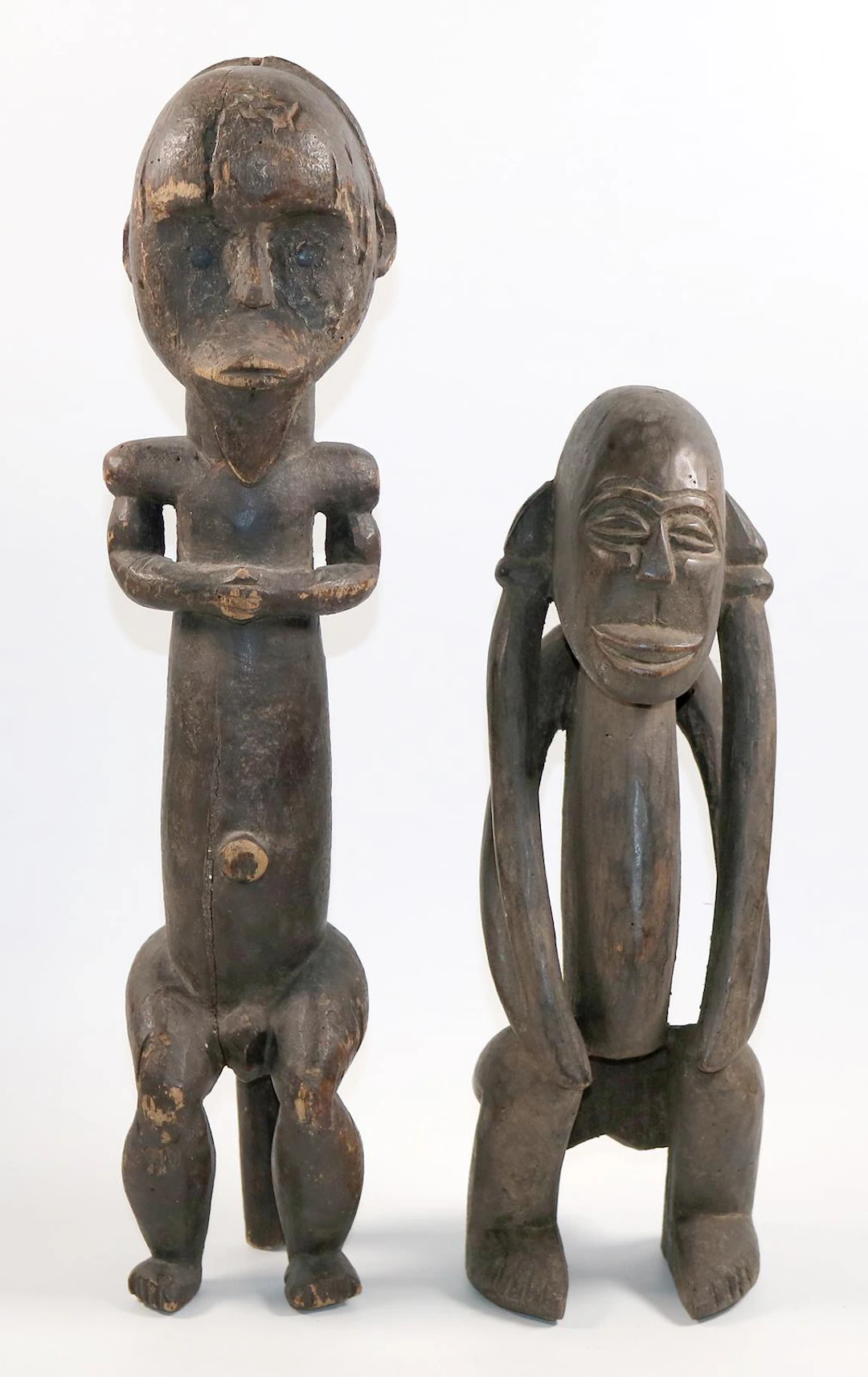 Ahnenfiguren. Paar sitzende Figuren