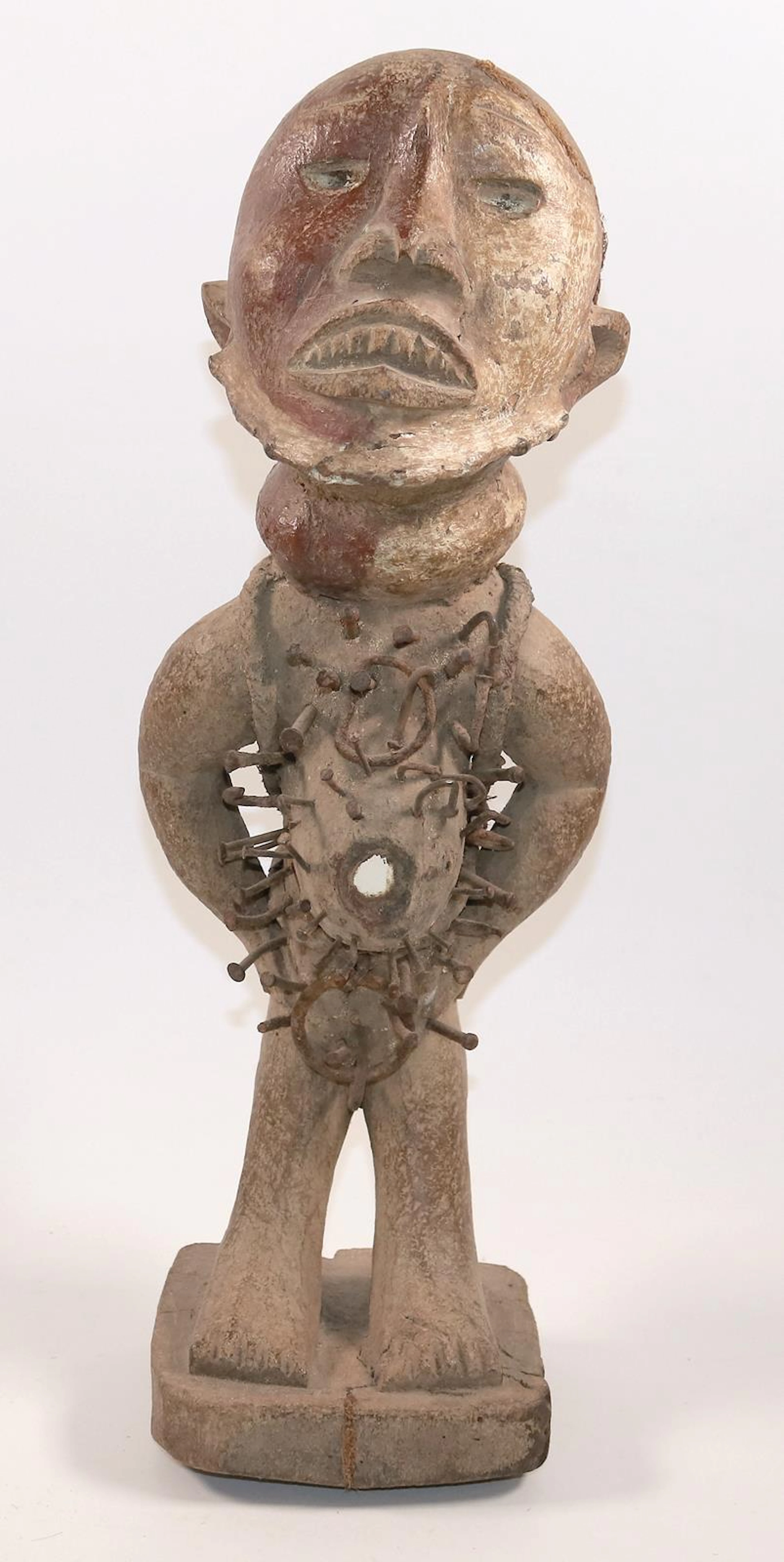 Nkisi Kongo Nagelfetisch. Männliche Figur mit dickem Bauch u