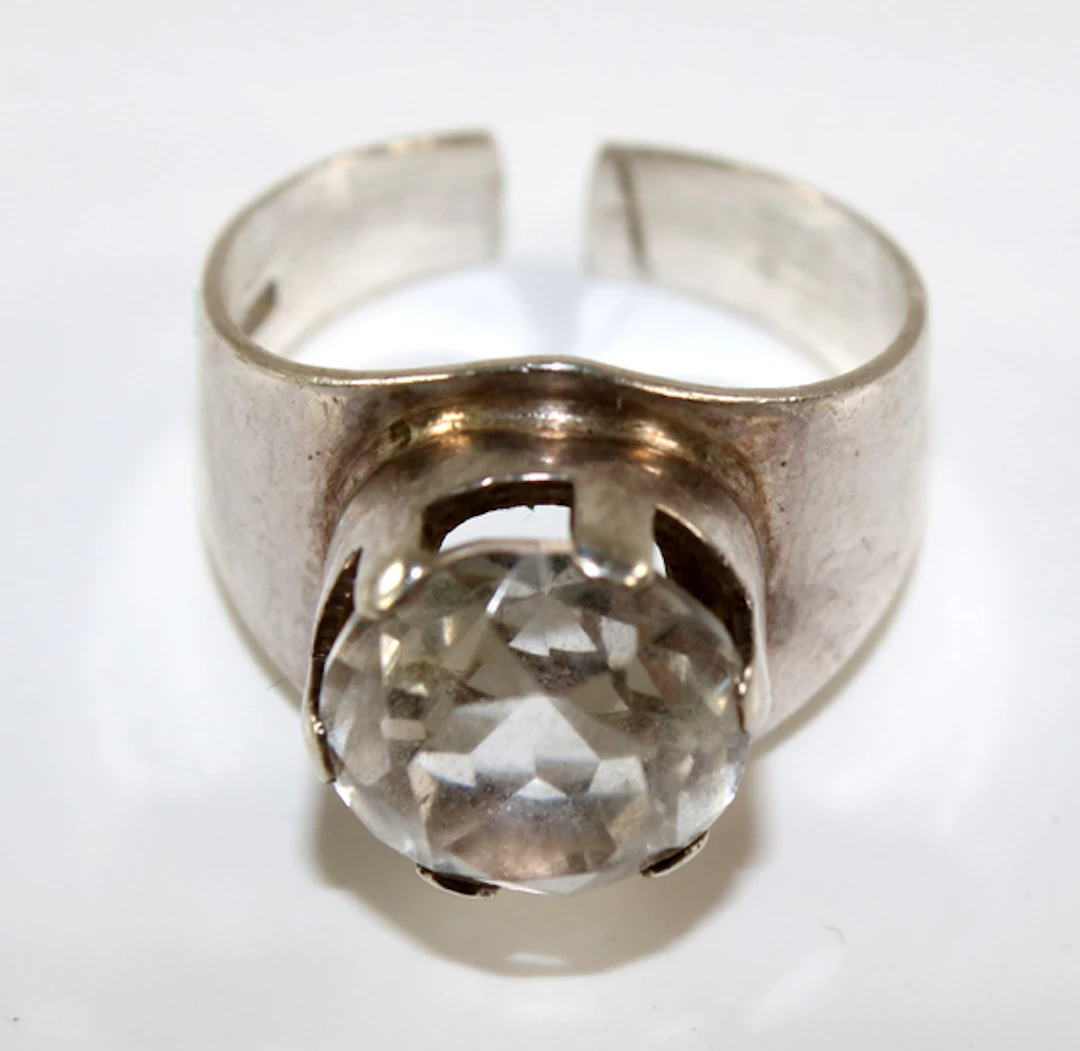 Finnland Silberring mit Bergkristall. Offene Ringschiene größenverstellbar.