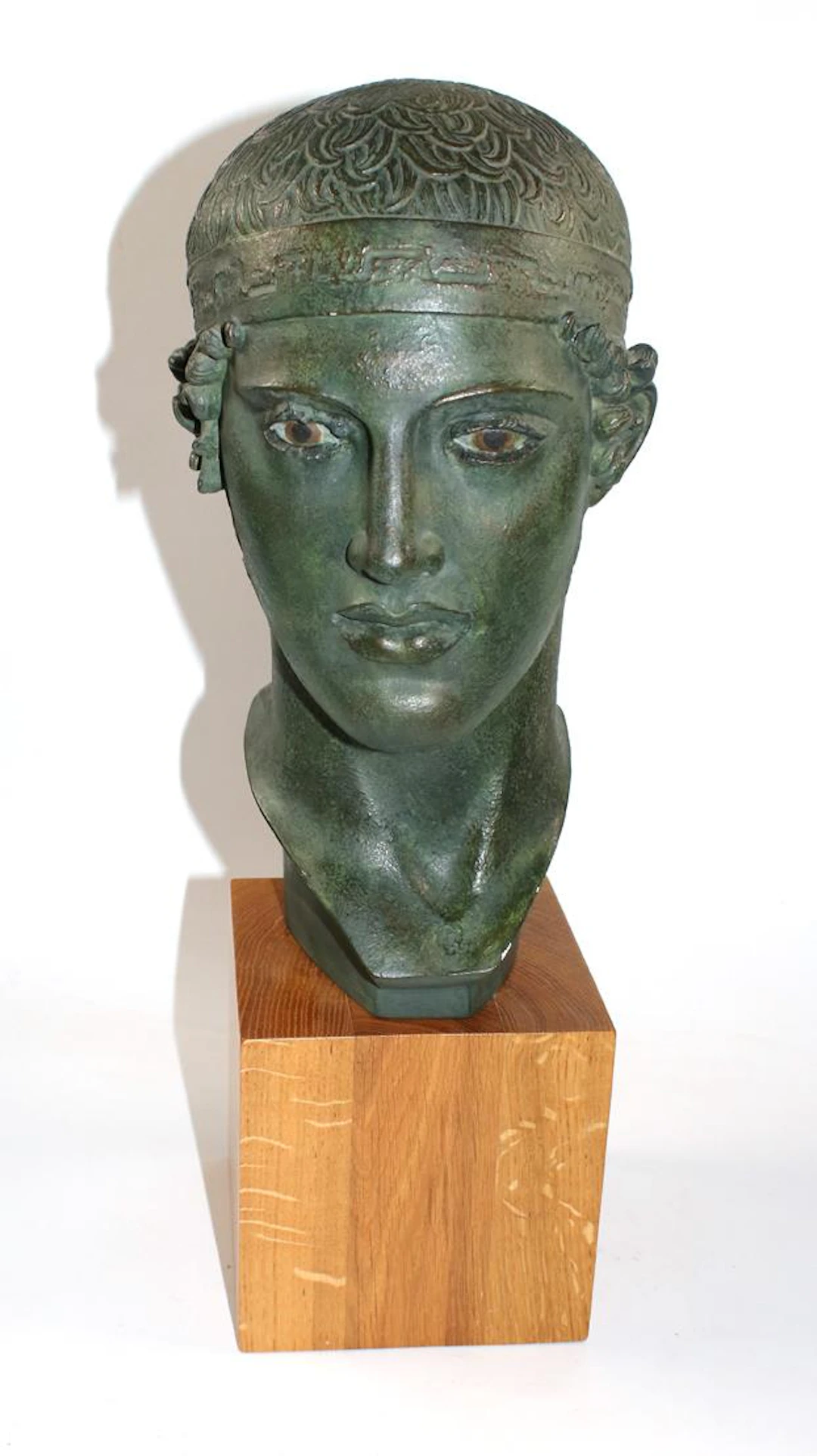 Wagenlenker von Delphi. Autorisierte Gipsbüste mit Farbfassung u.