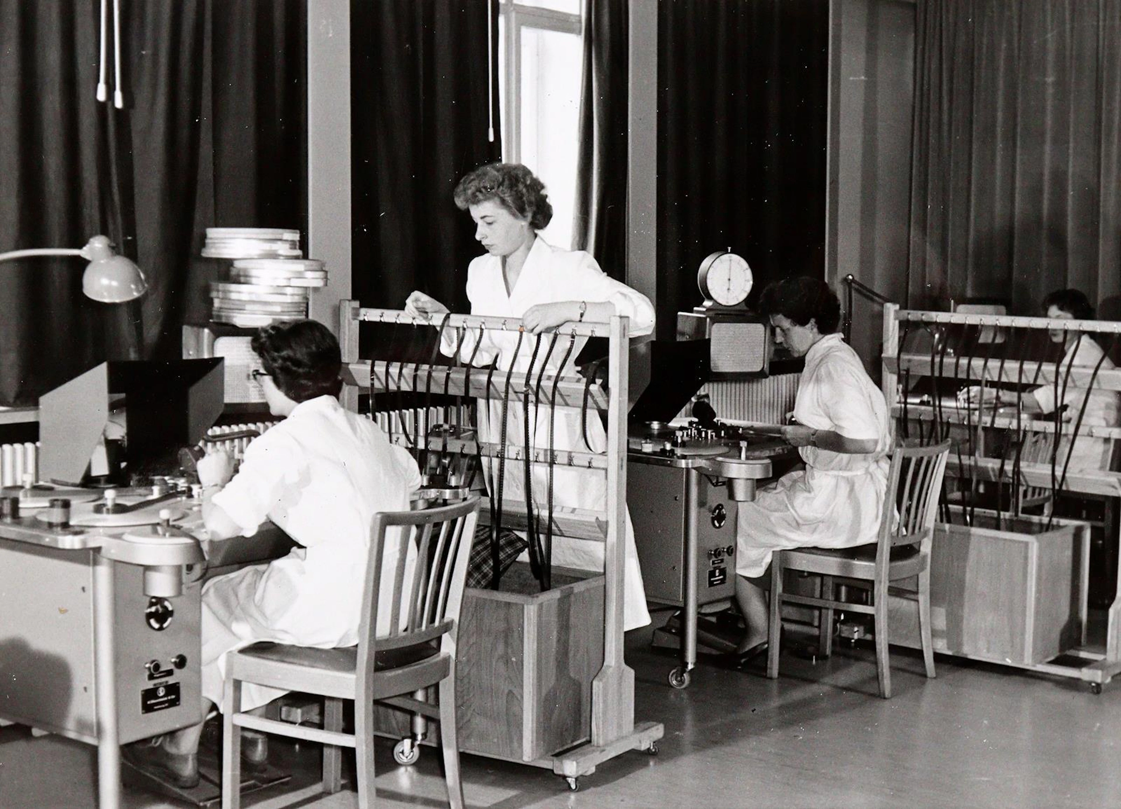 Sammlung von 61 Pressephotos des Nordwestdeutschen Rundfunks (um 1955).