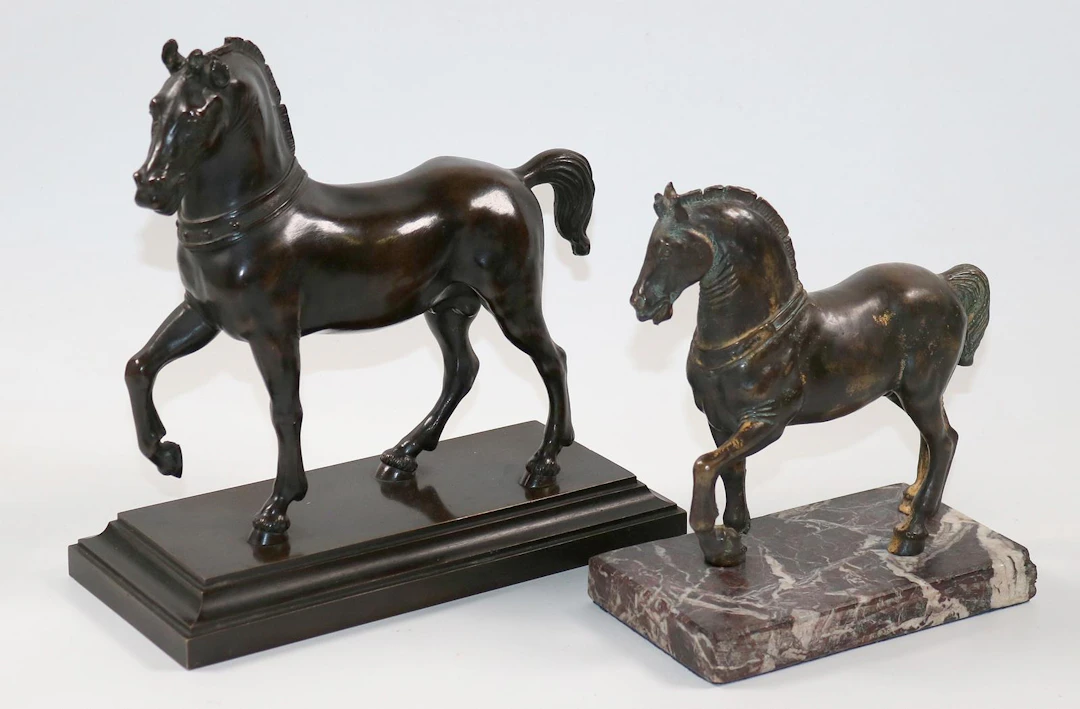 Pferde Bronze. Paar Pferdeskulpturen auf Marmor- bzw. Bronzeplinthe.