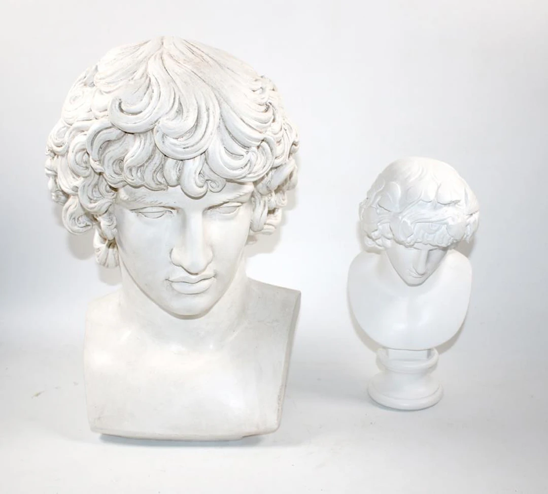 Drei Büsten nach antikem Vorbild. 2 x Darstellung des Antinous Günstling