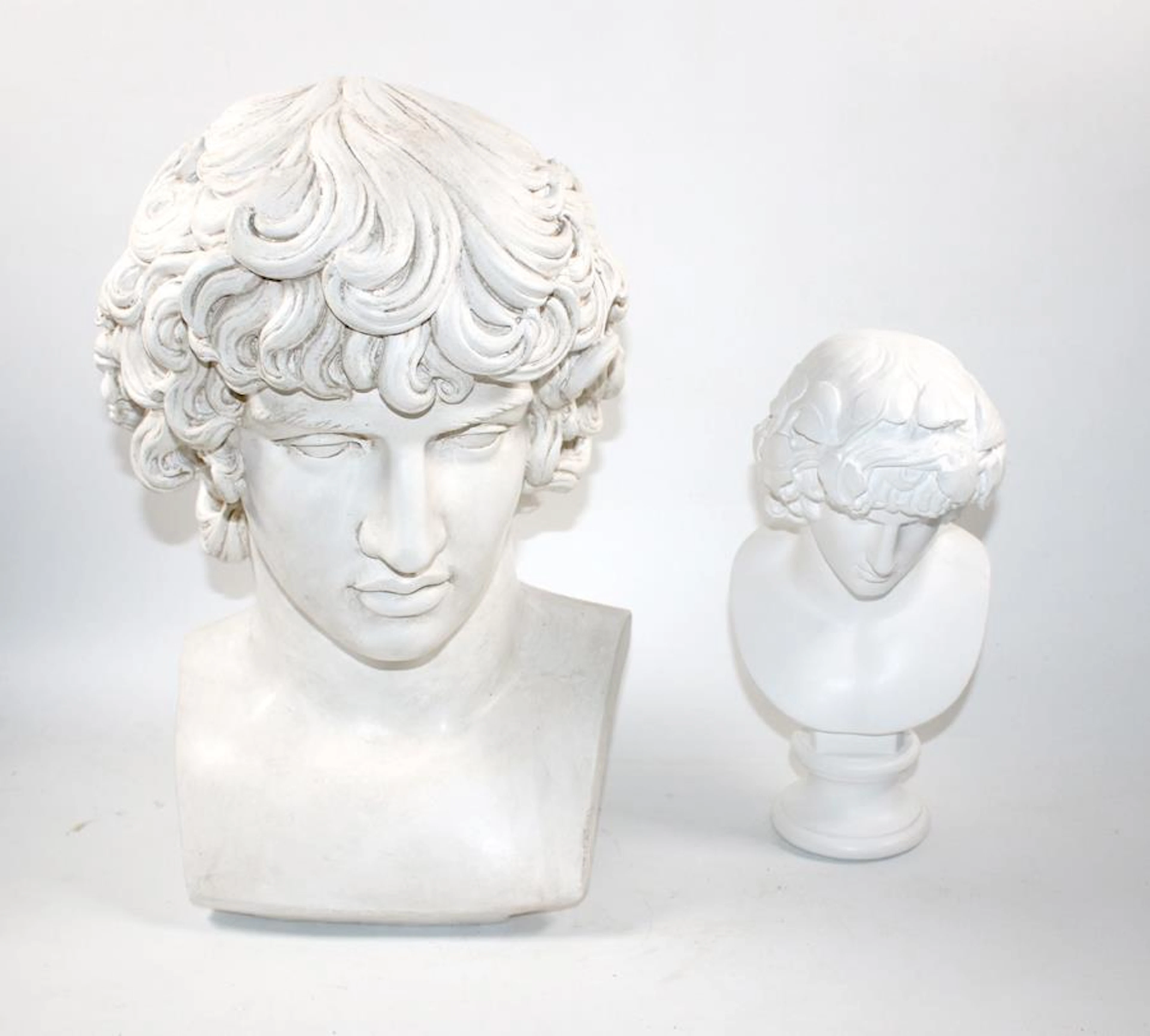 Drei Büsten nach antikem Vorbild. 2 x Darstellung des Antinous Günstling
