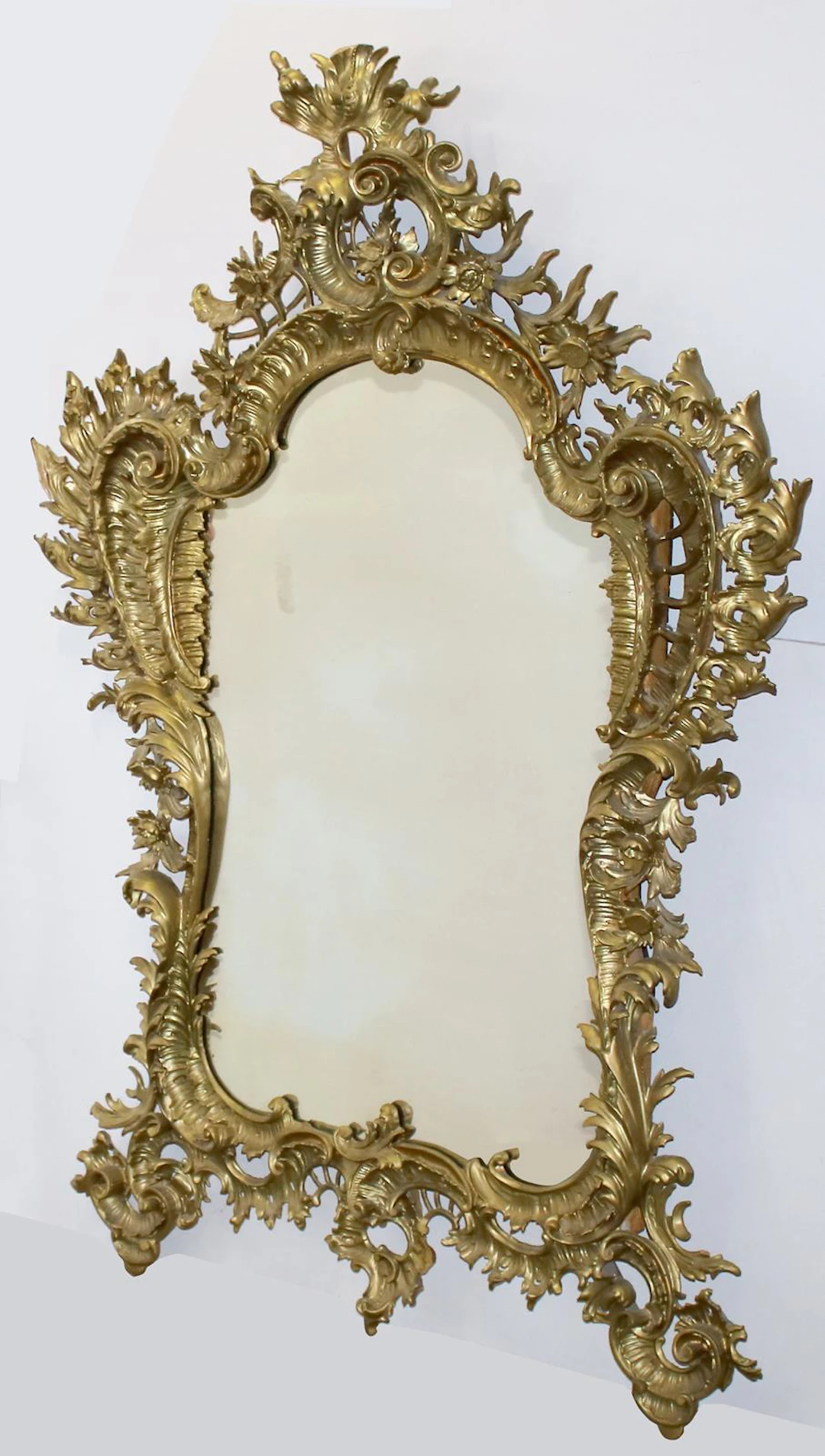 Rococo Spiegel. Holz fein geschnitzt mit späterer Goldfassung. Äußerst