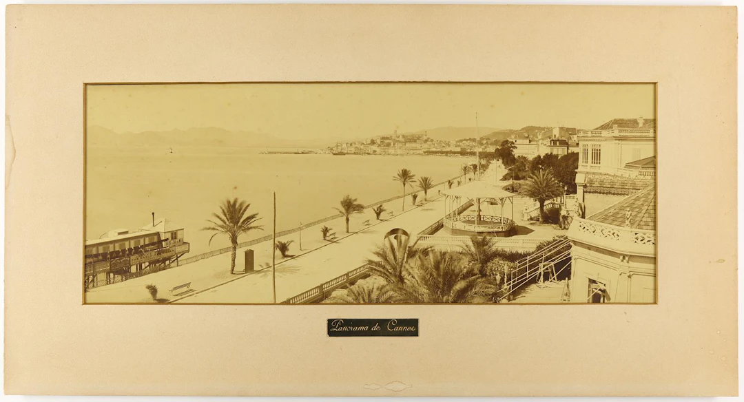 Cannes. Panorama de Cannes. Boulevard de la Croisette. U.a. Kolor.