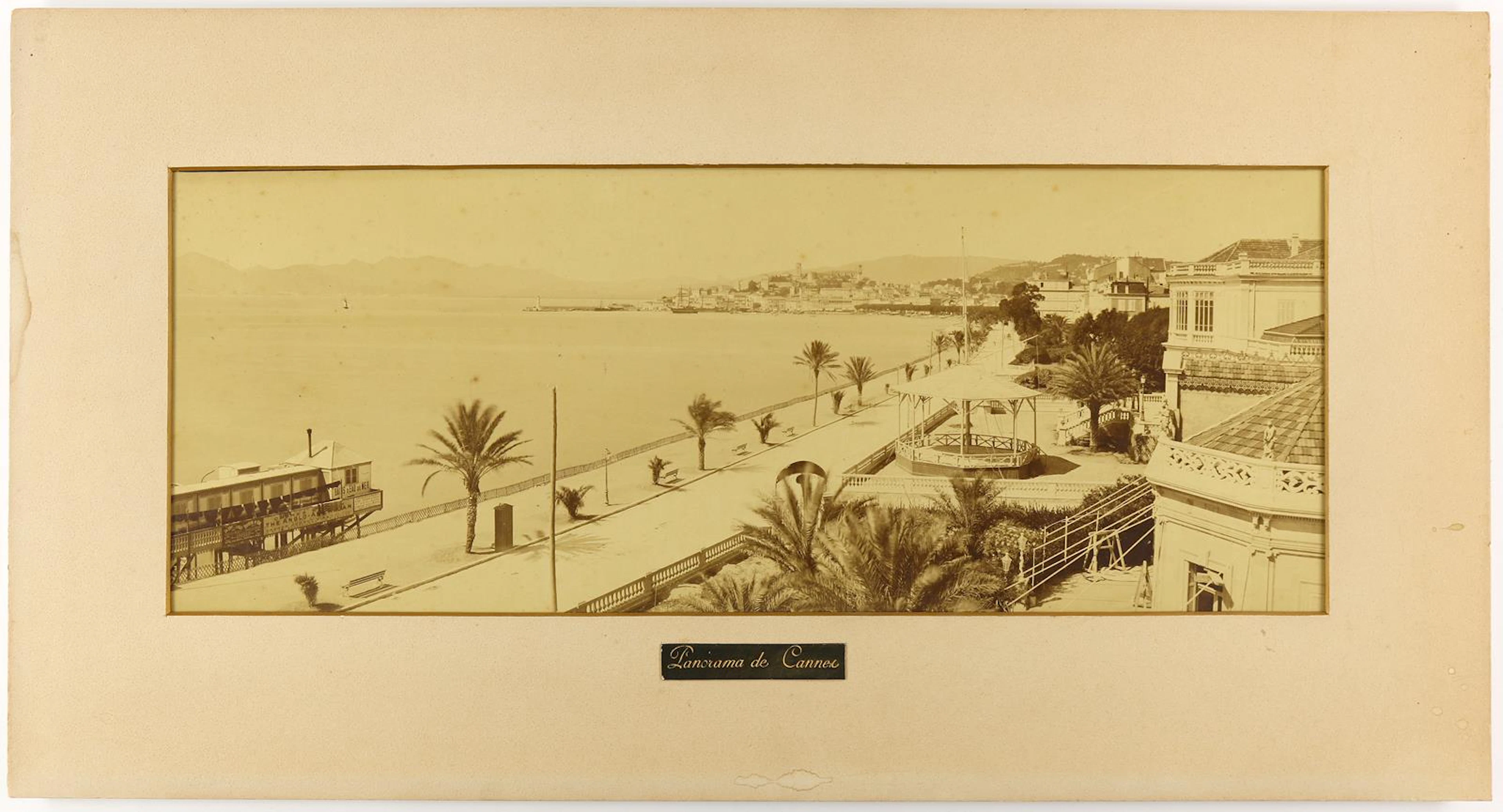 Cannes. Panorama de Cannes. Boulevard de la Croisette. U.a. Kolor.