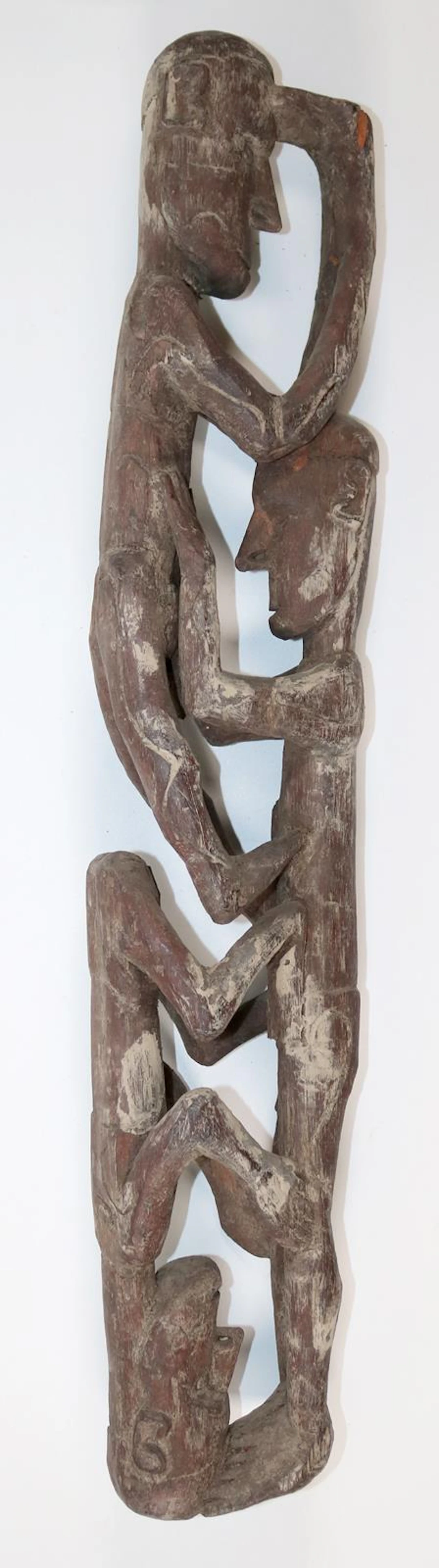 Asmat Ahnenbaum. Holz geschnitzt mit 3 Ahnenfiguren