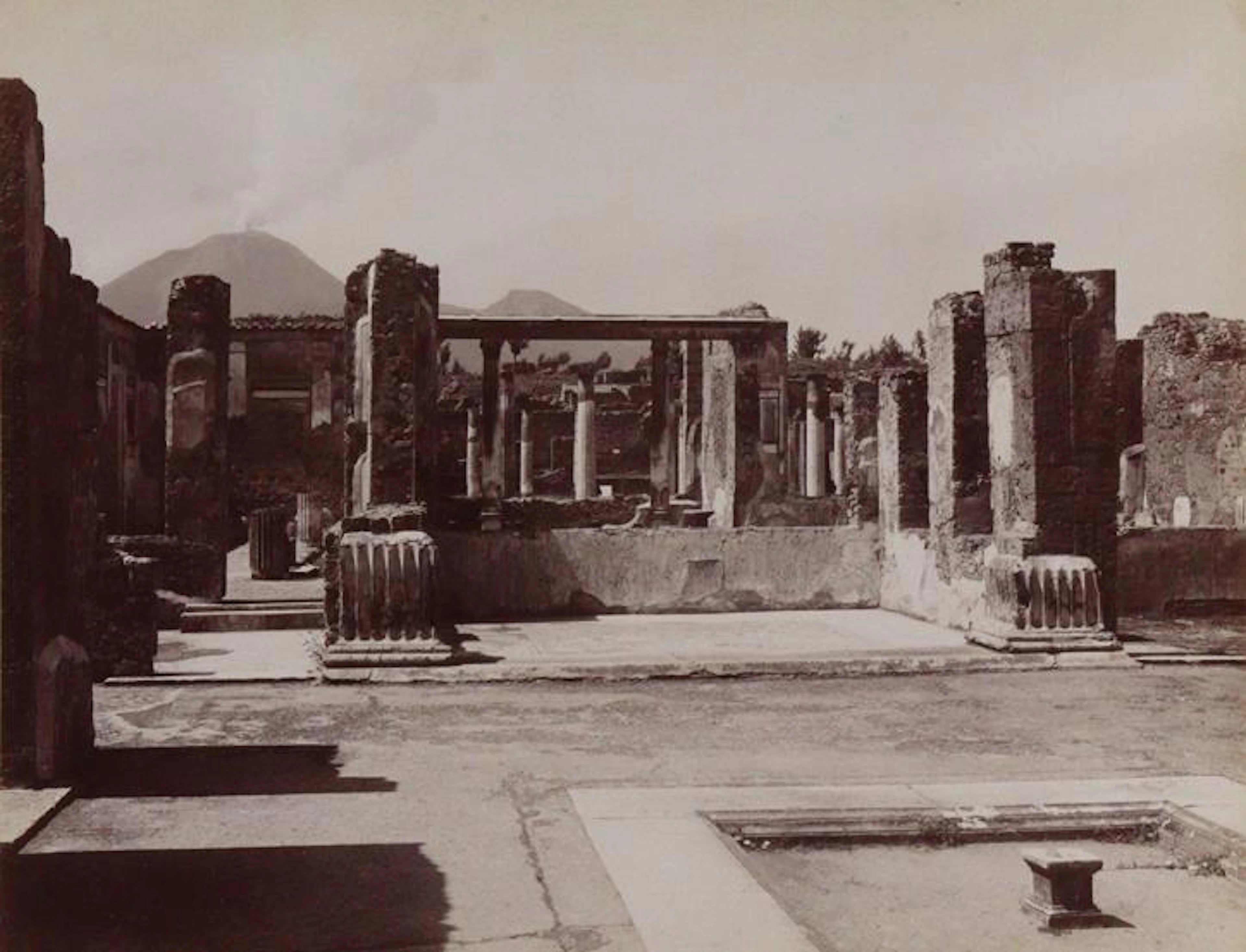 Pompei. 15 Photographien von 1870-1895. Darunter Aufnahmen u.a. von