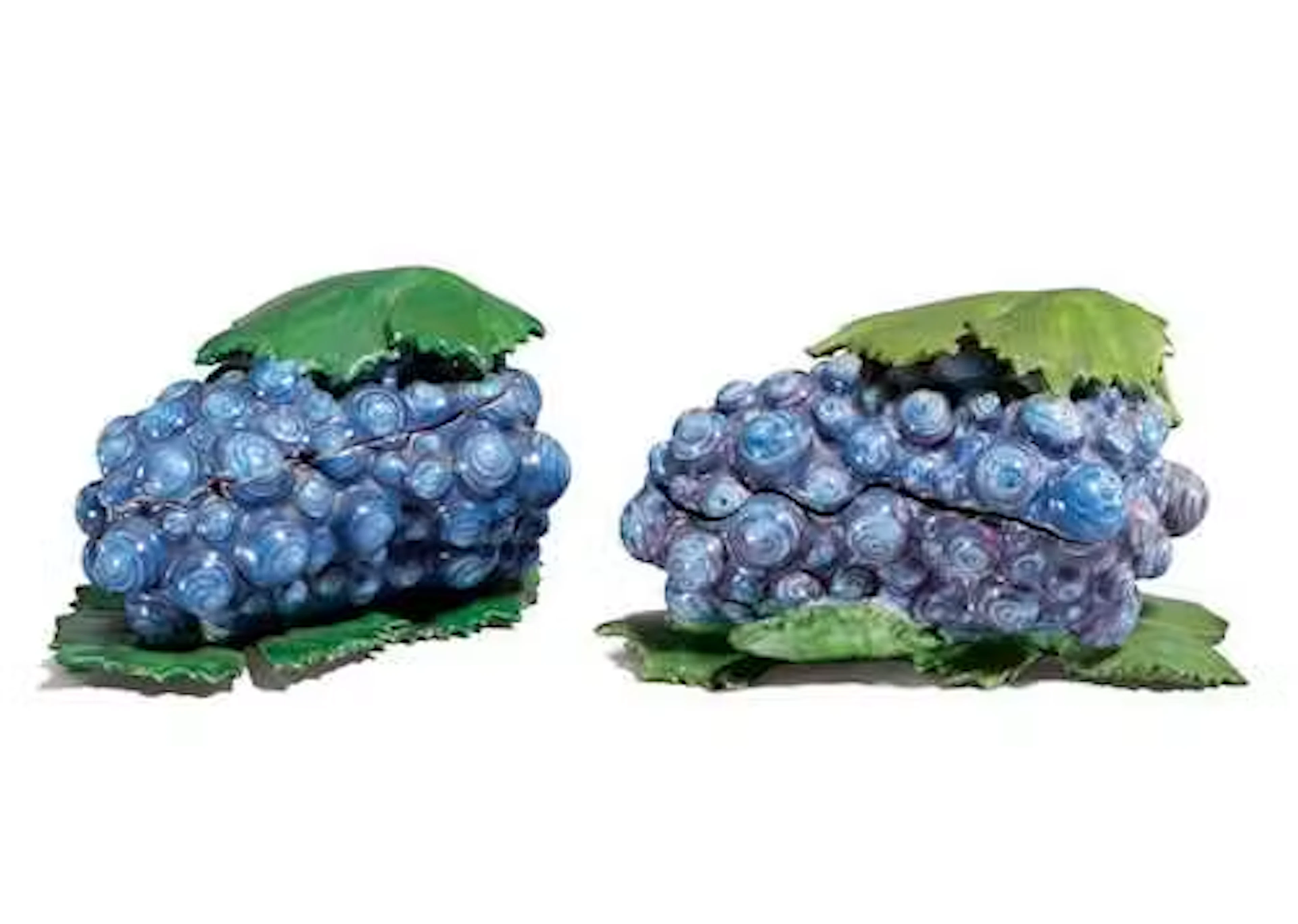 PAIR OF TROMPE-L’ŒIL BUNCHES OF GRAPES FROM THE CLEMENSWERTH SERVICE