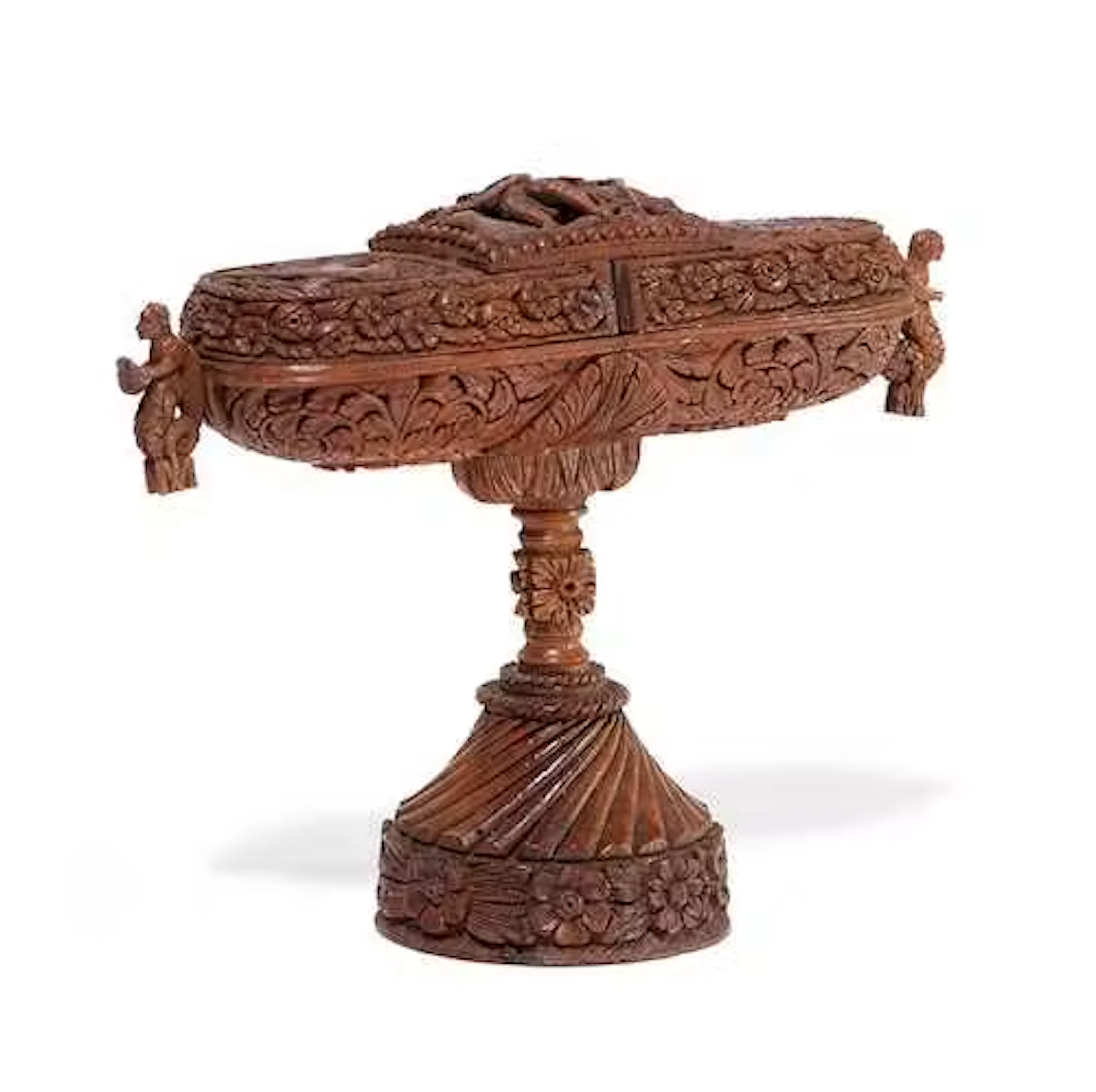 CARVED TABATIÈRE ON A FOOT