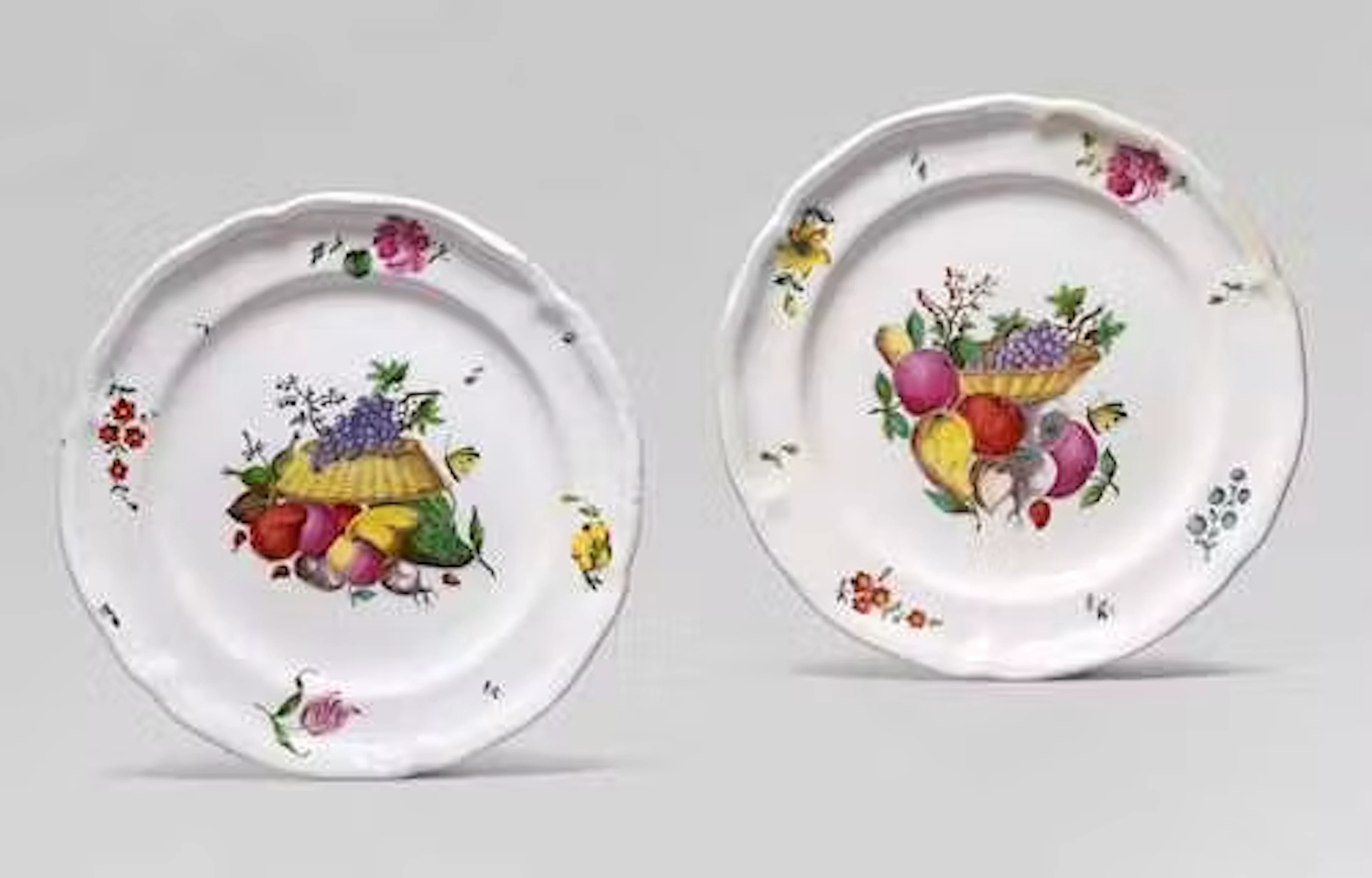 PAIR OF PLATES WITH FRUIT DECORATION