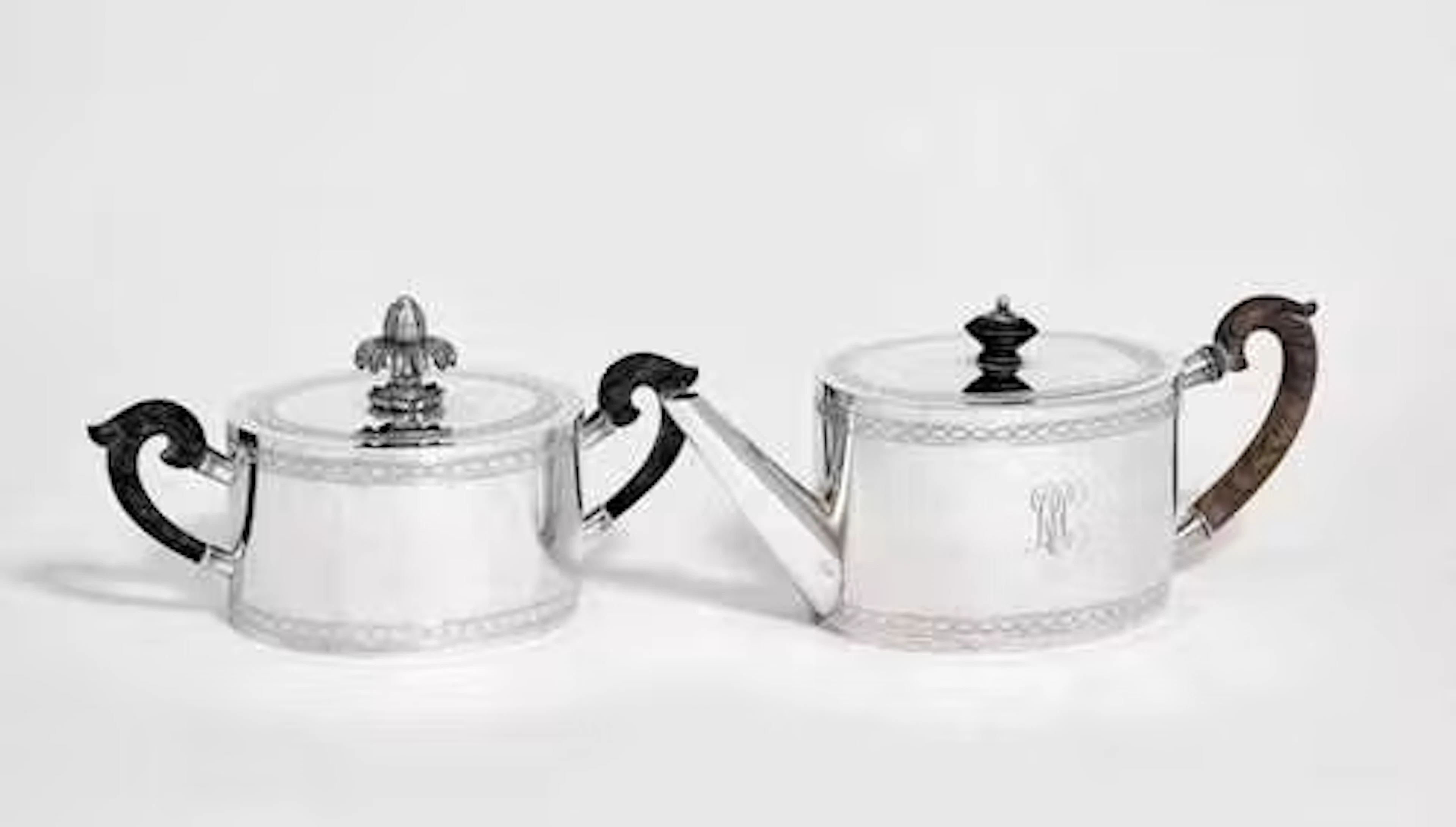 SET COMPRISING A SUGAR BOWL AND A TEAPOT