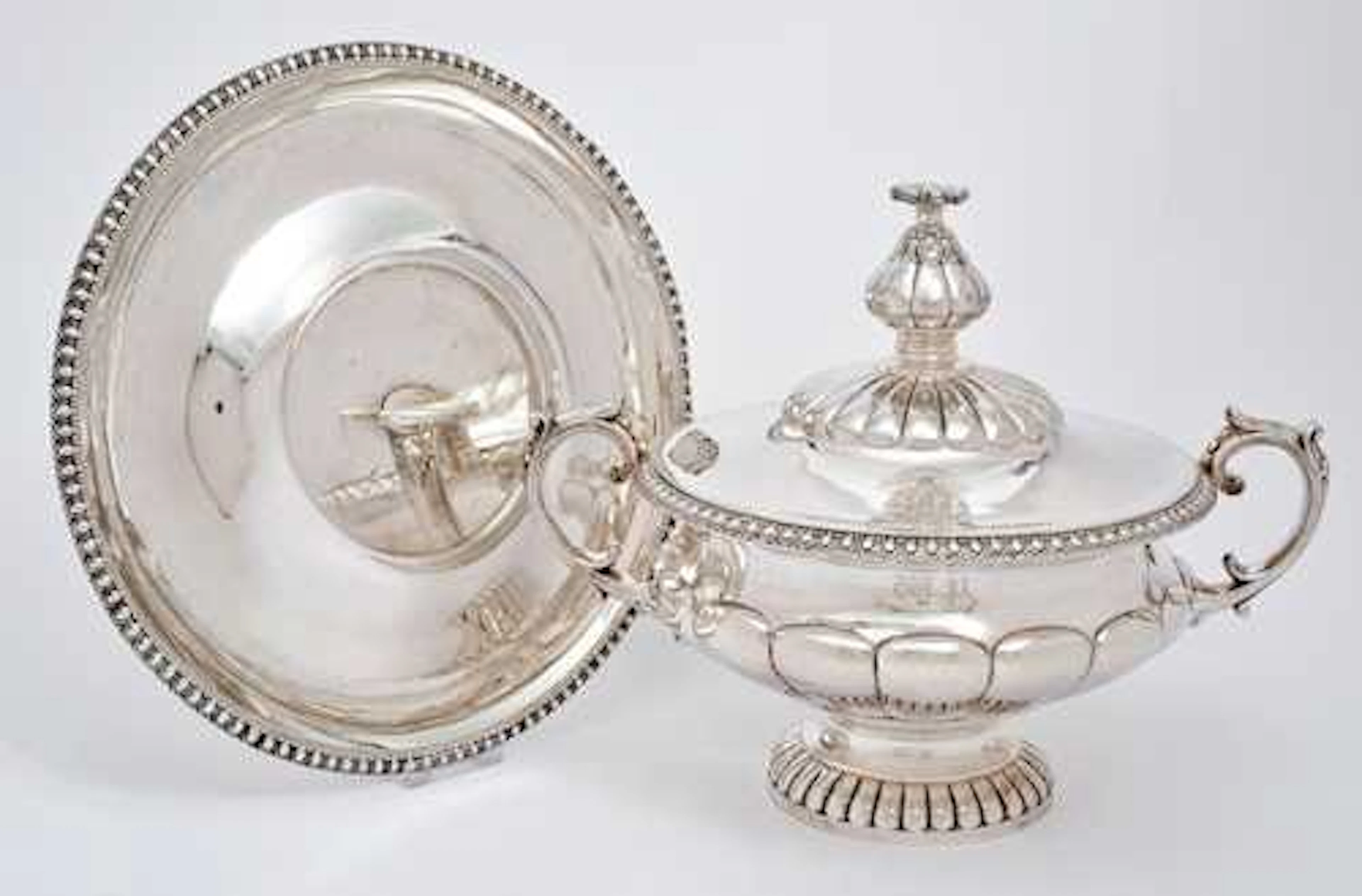 LIDDED TUREEN ON A PRÉSENTOIR