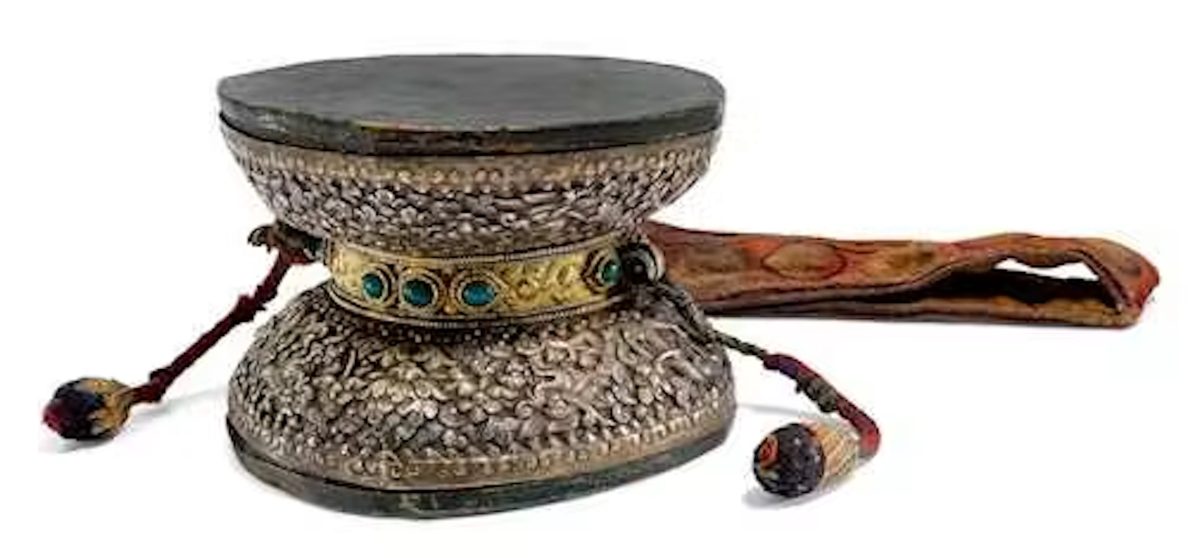 A FINE SILVER MOUNTED DAMARU