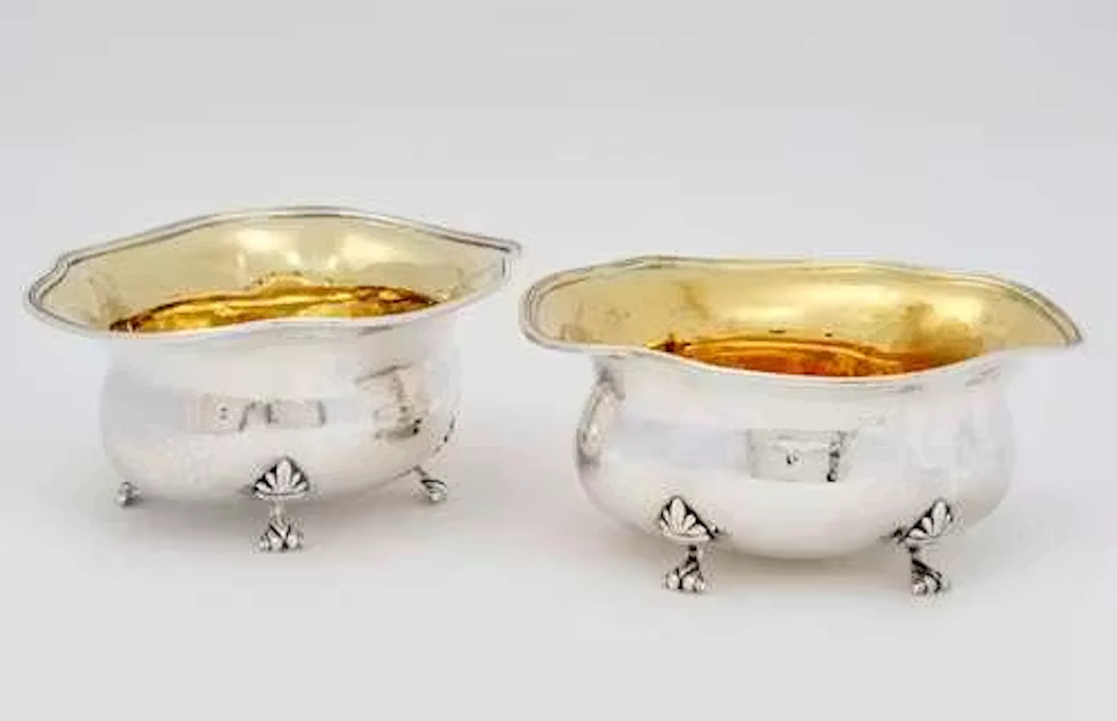 A PAIR OF FOOTED BOWLS