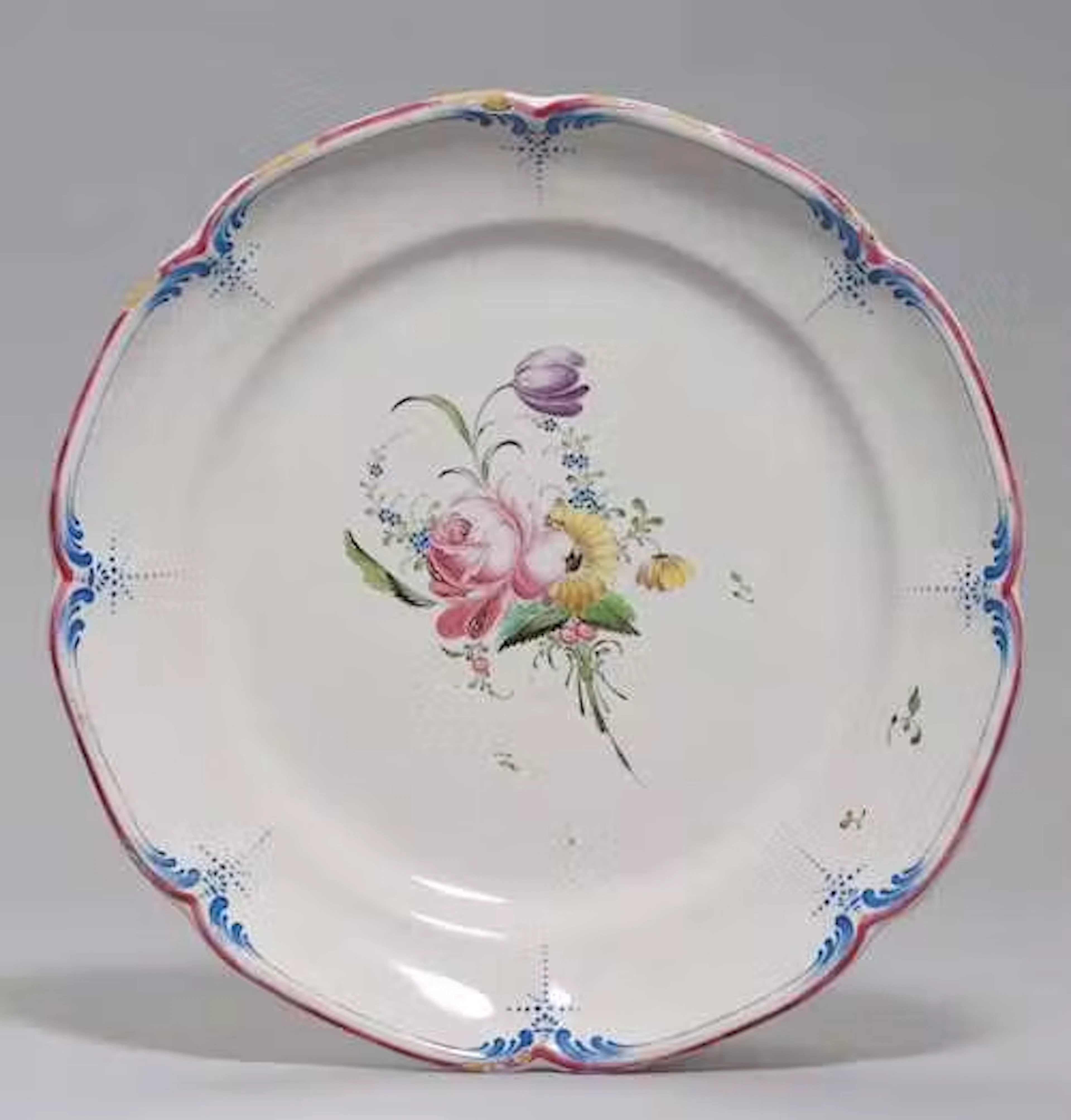 PLATE WITH FLORAL DECORATION