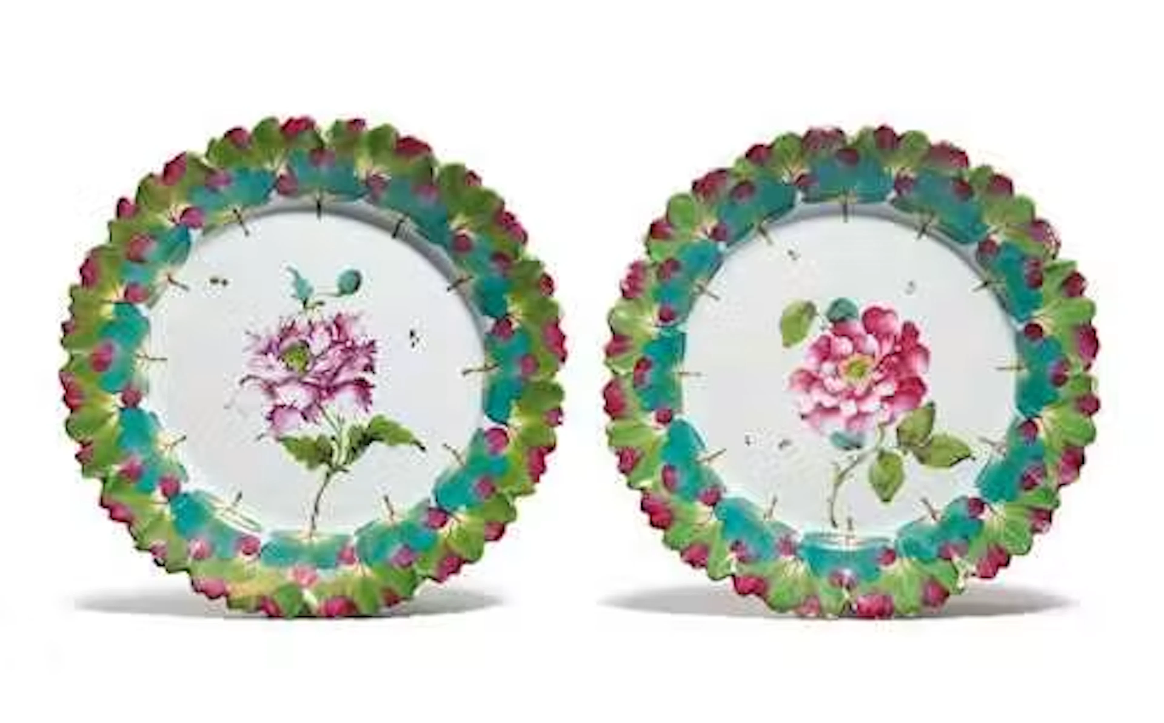 PAIR OF PLATES "FEUILLES EN RELIEF SUR L'AILE"
