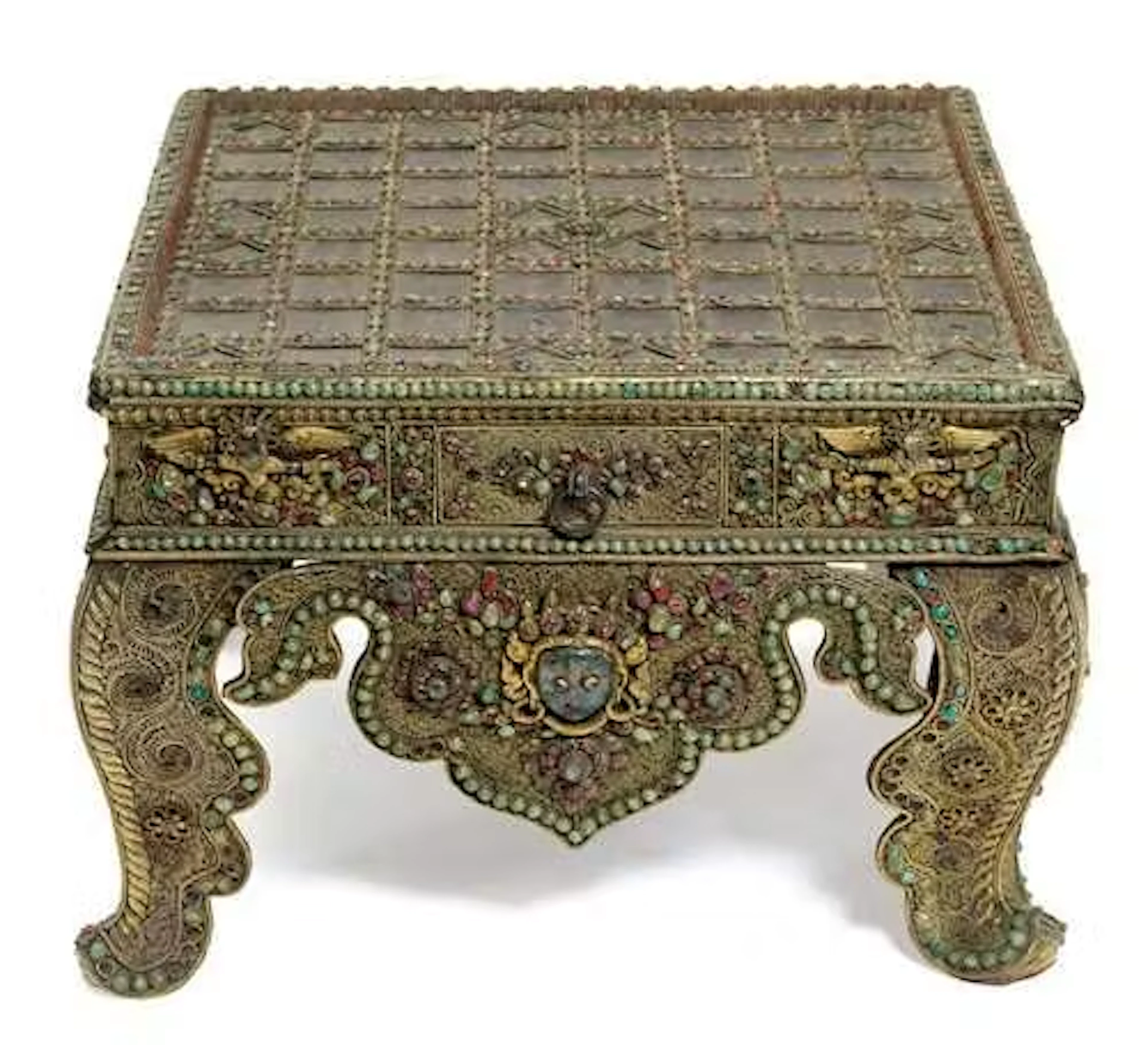 A LAVISHLY ADORNED CHESS TABLE