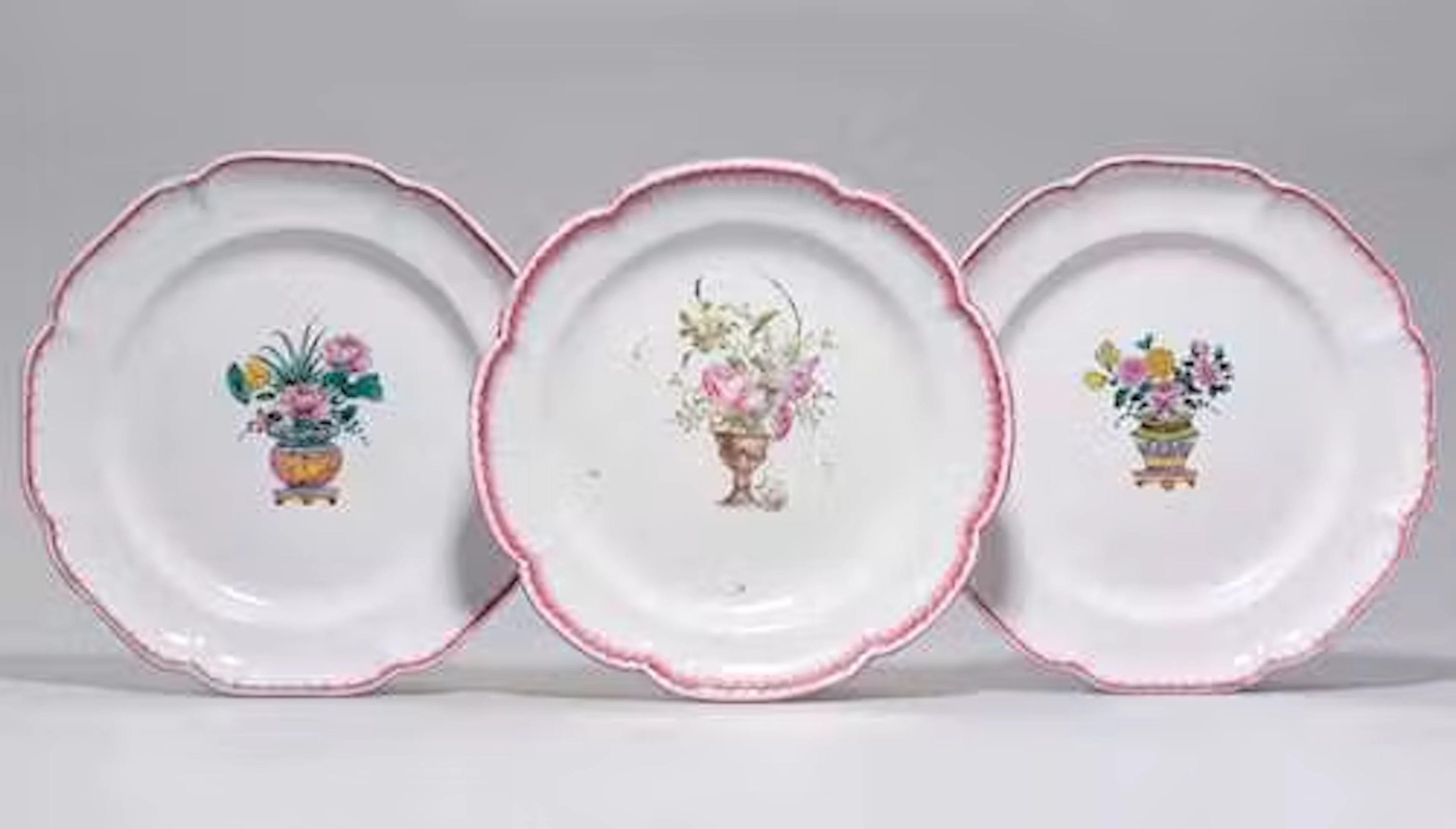 THREE PLATES 'AUX FEUILLES DE CHOUX'