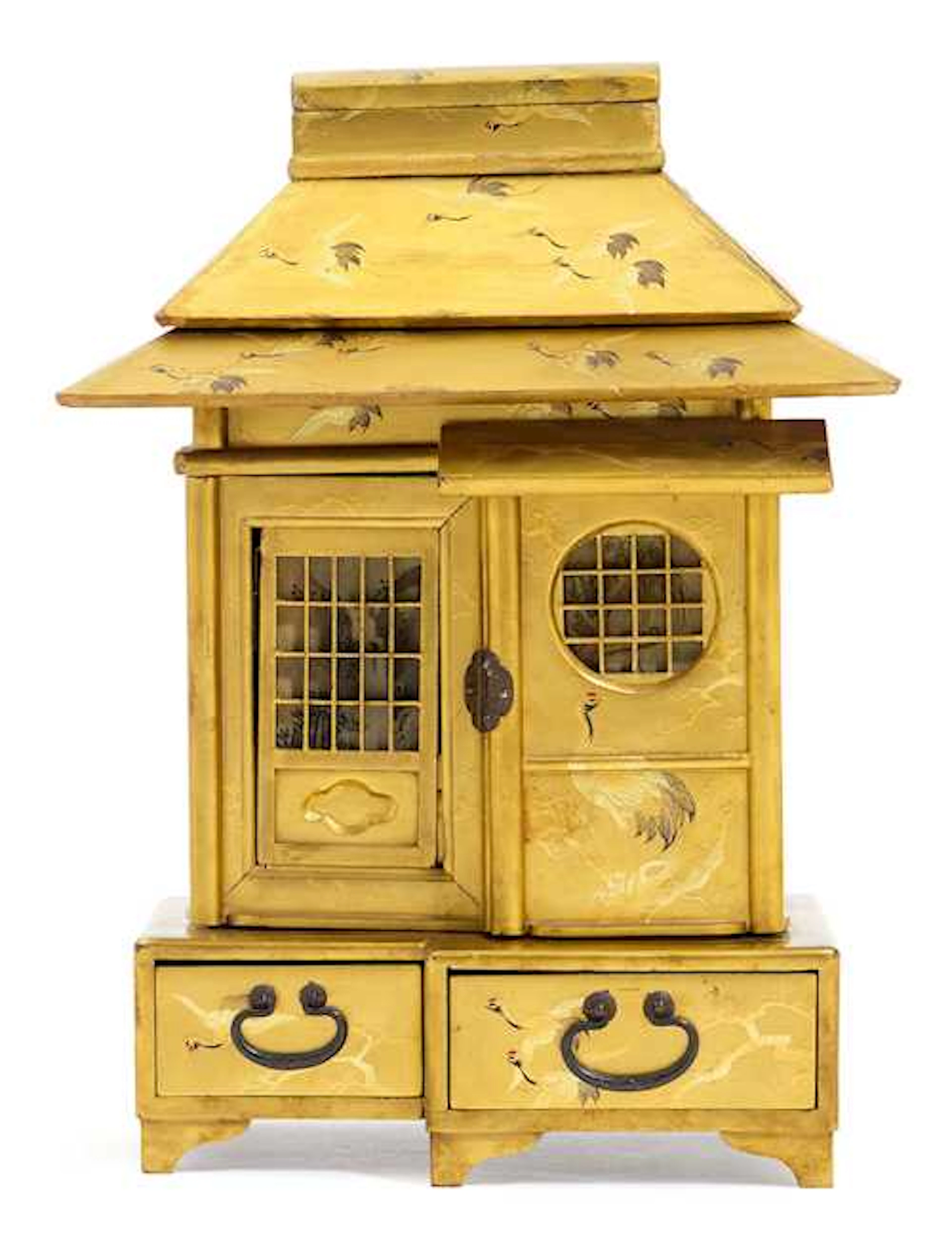 AN UNUSUAL LACQUER BOX