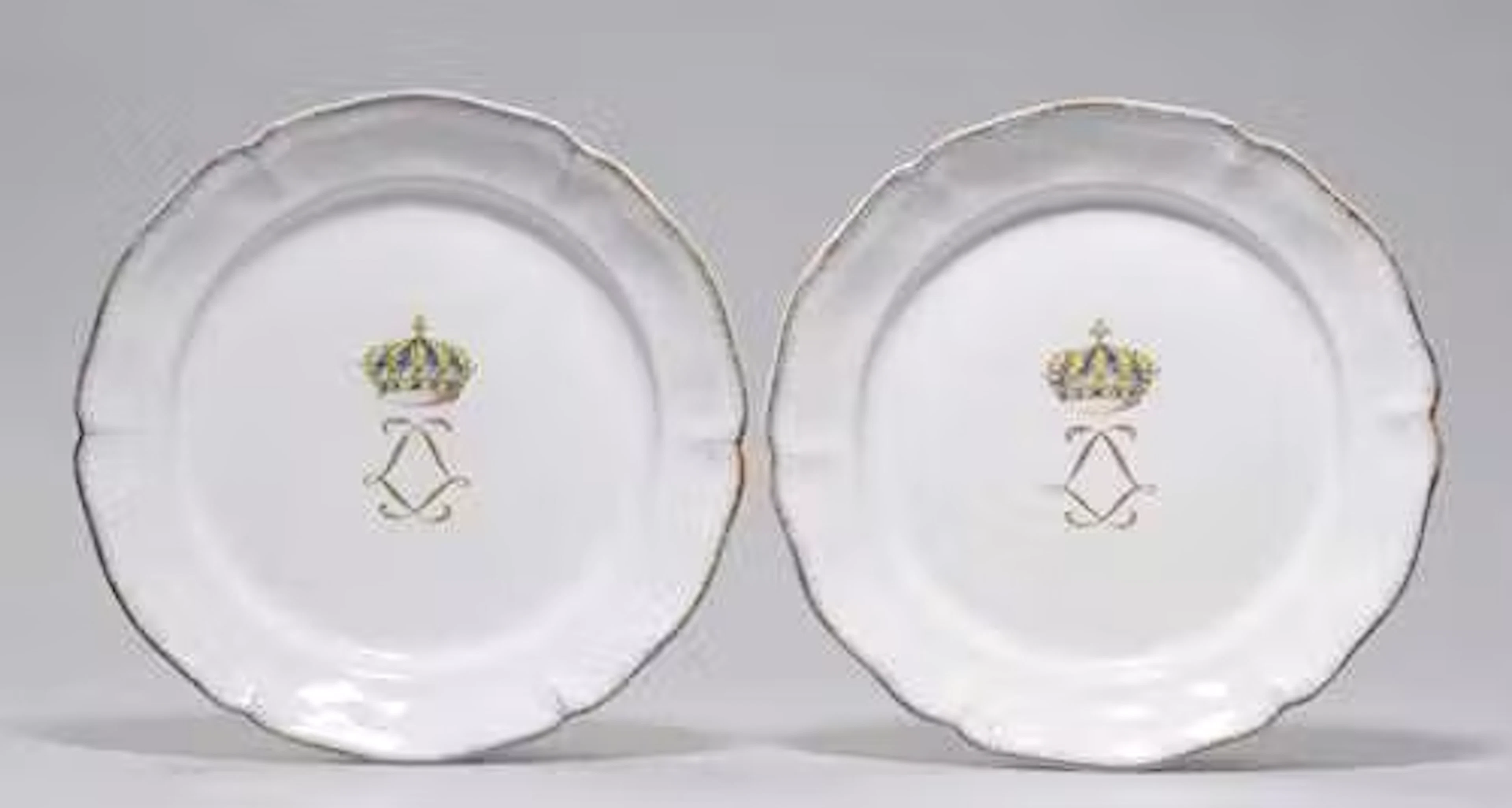 PAIR OF PLATES FOR KING LOUIS XVI OF FRANCE