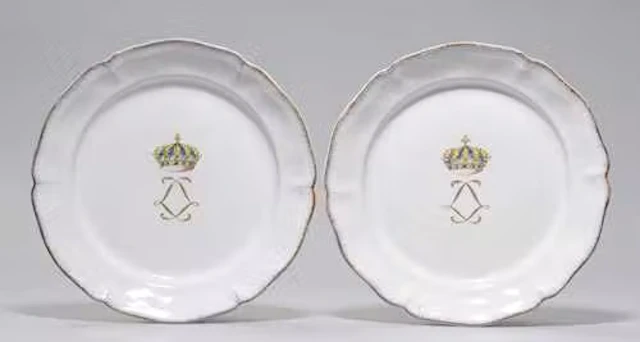 PAIR OF PLATES FOR KING LOUIS XVI OF FRANCE