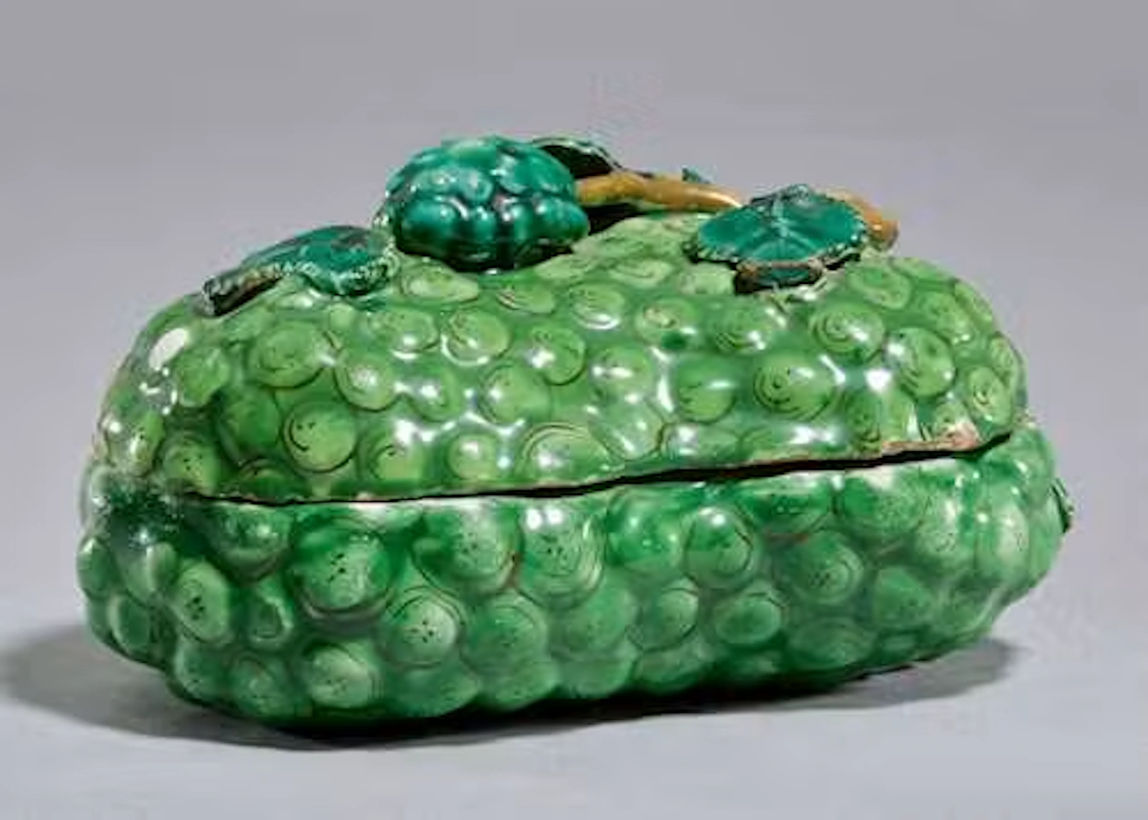 BUNCH OF GRAPES AS A LIDDED BOX