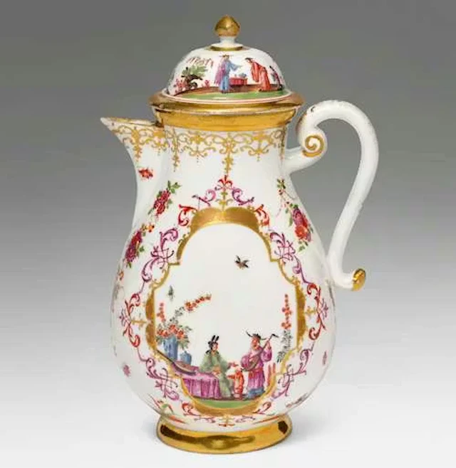 A COFFEE POT WITH CHINOISERIE DECORATION