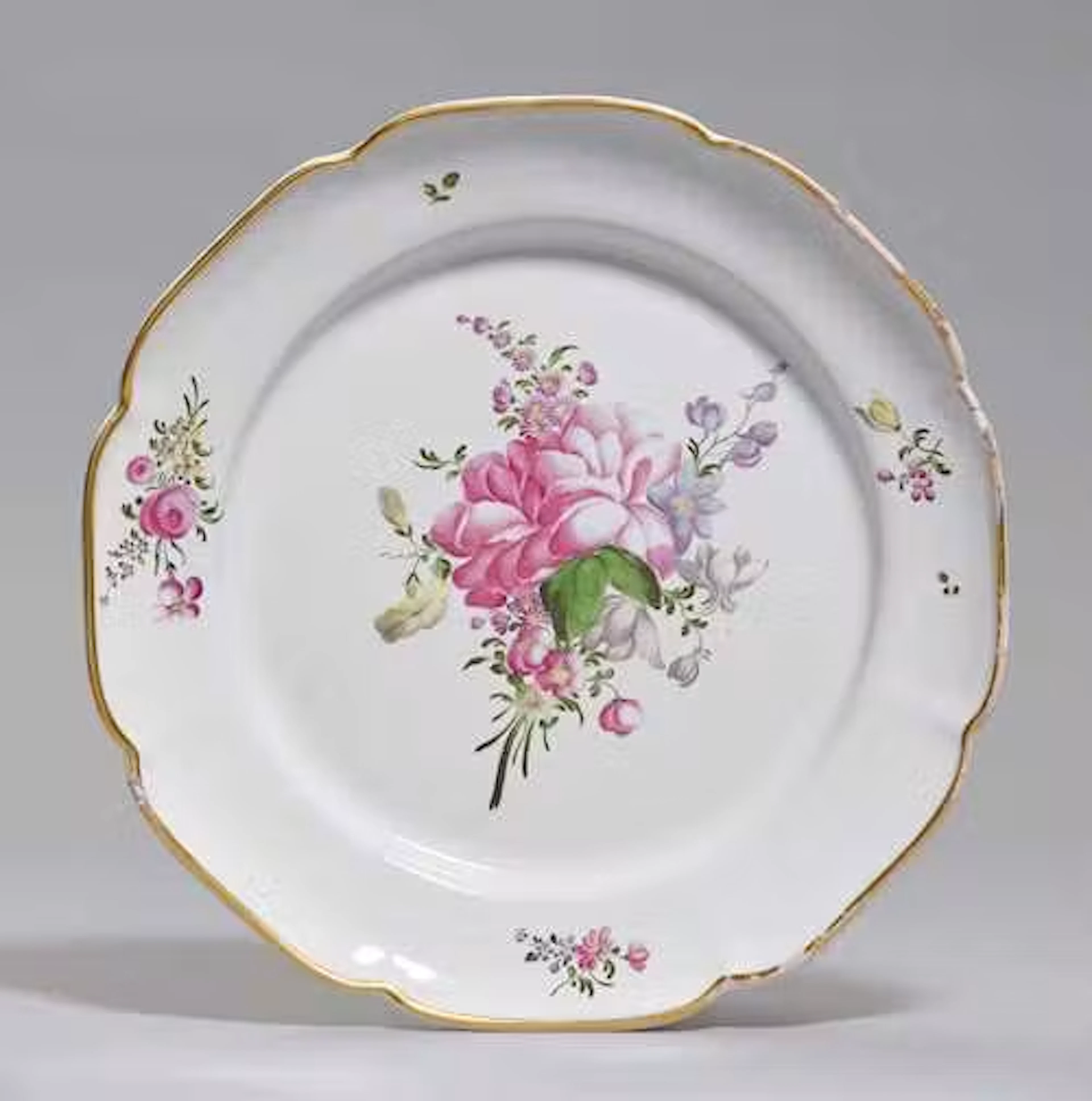 PLATE WITH FLORAL DECORATION